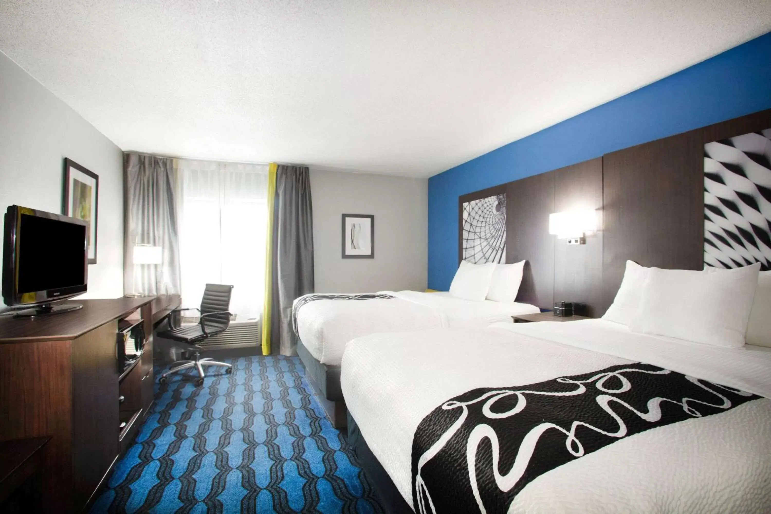 Photo of the whole room, Bed in La Quinta Inn by Wyndham St. Louis Hazelwood - Airport North