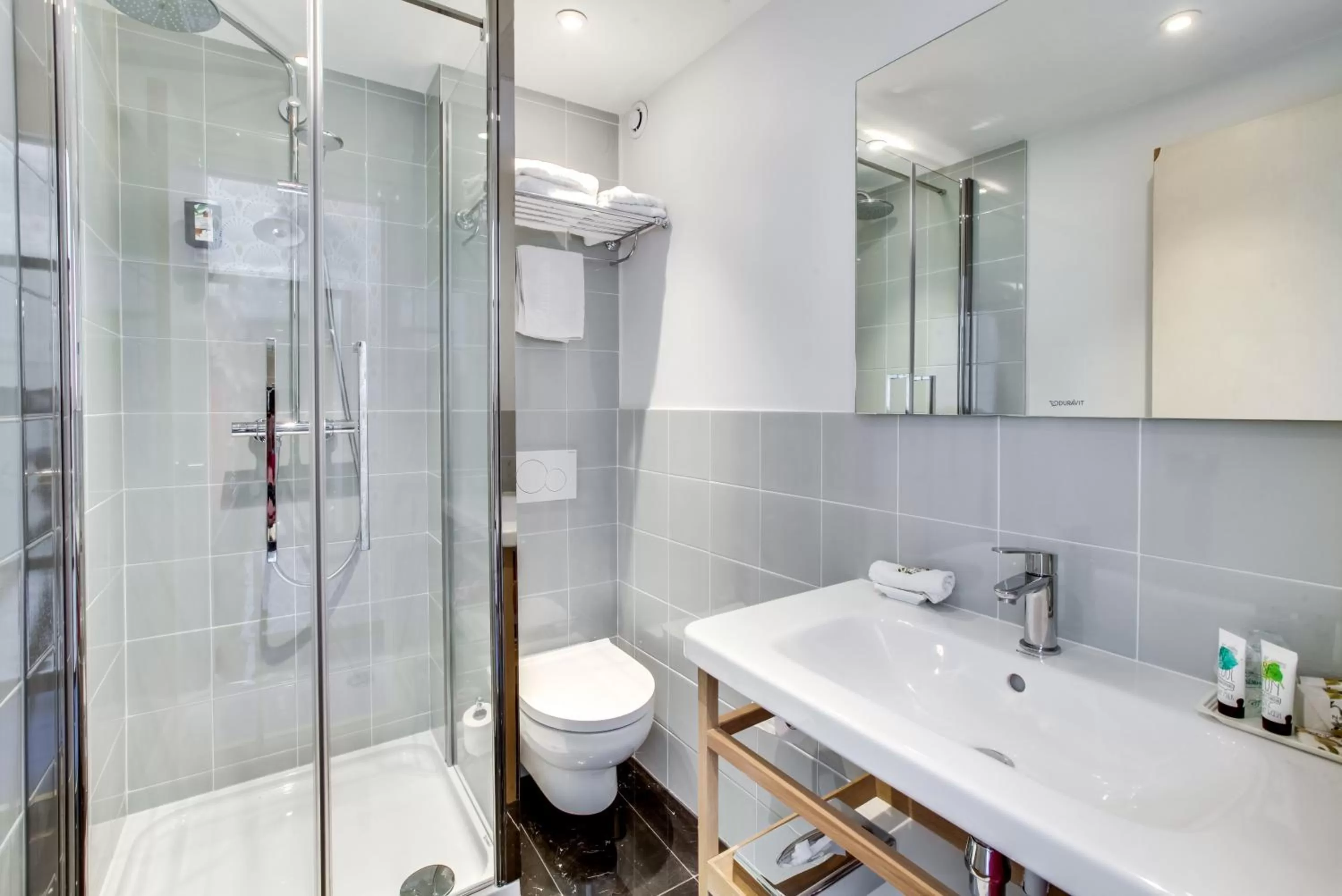 Shower in Hôtel Edouard 6 by Malone