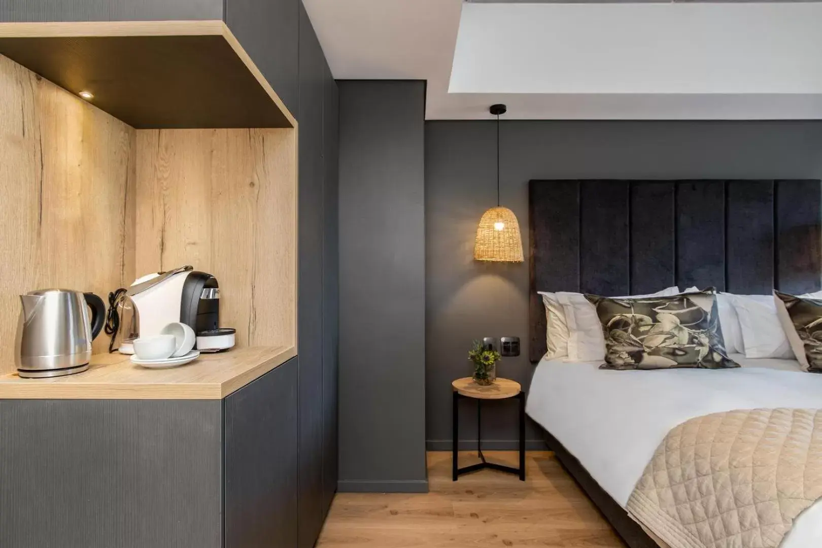 Coffee/tea facilities, Bed in Kloof Street Hotel - Lion Roars Hotels & Lodges