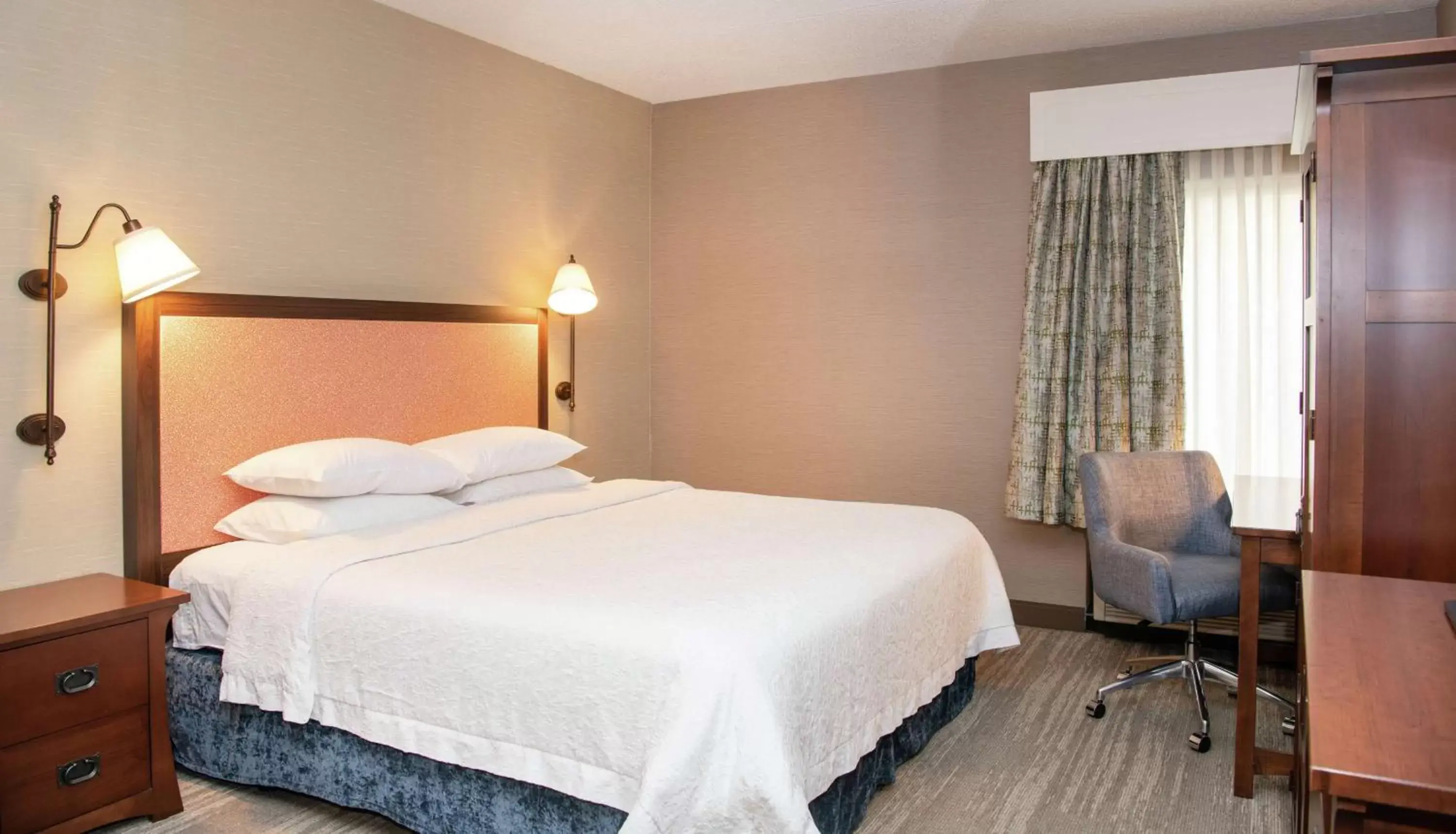 Bed in Hampton Inn & Suites Rochester/Victor
