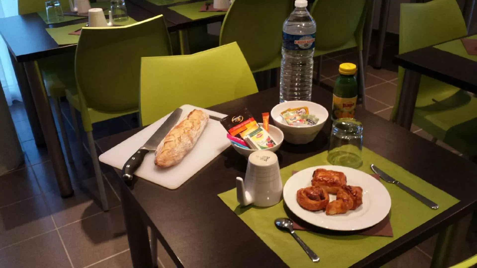 Continental breakfast in KOSY Appart'Hôtels - Campus Del Sol Esplanade