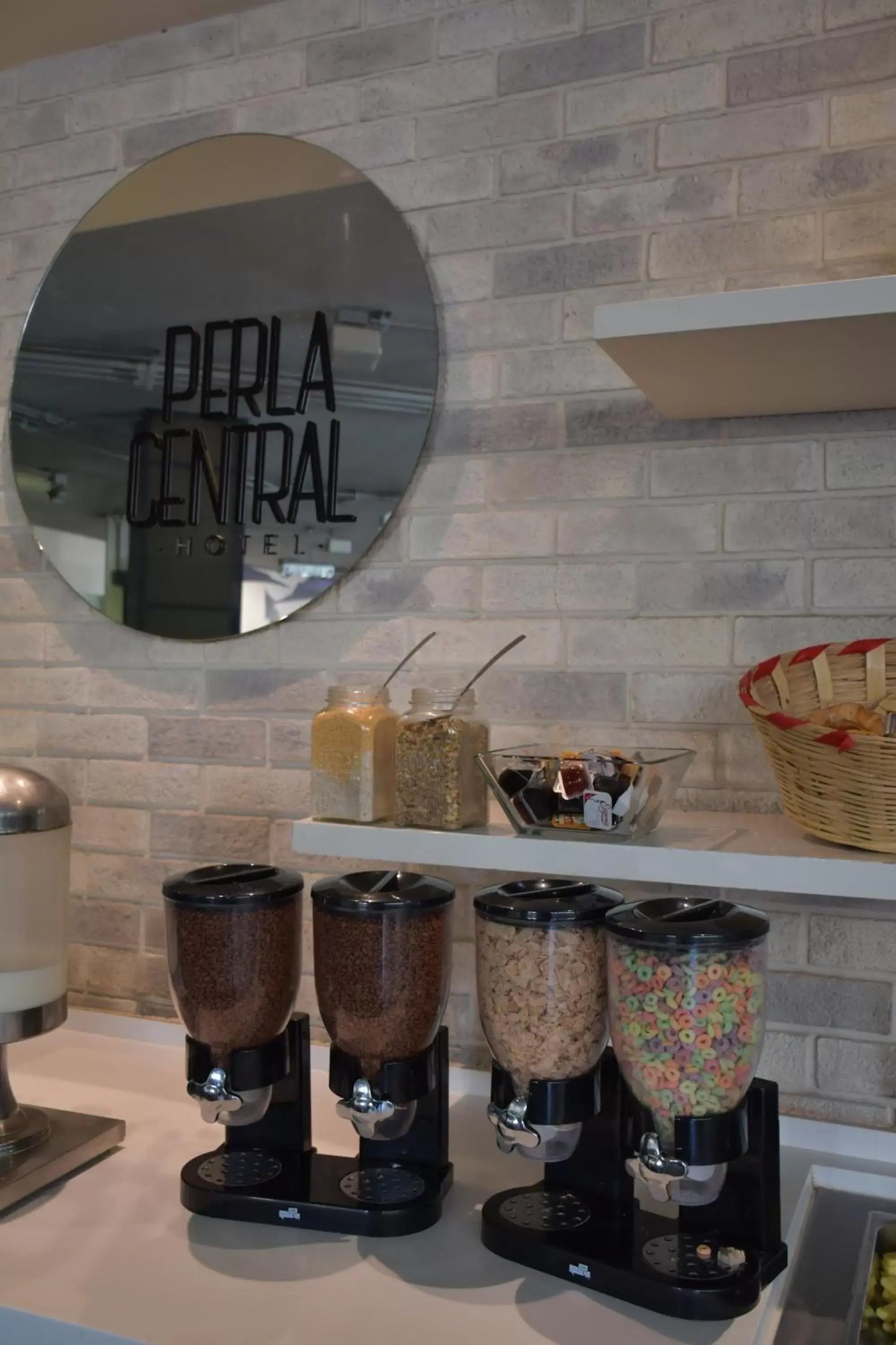 Restaurant/places to eat in Hotel Perla Central