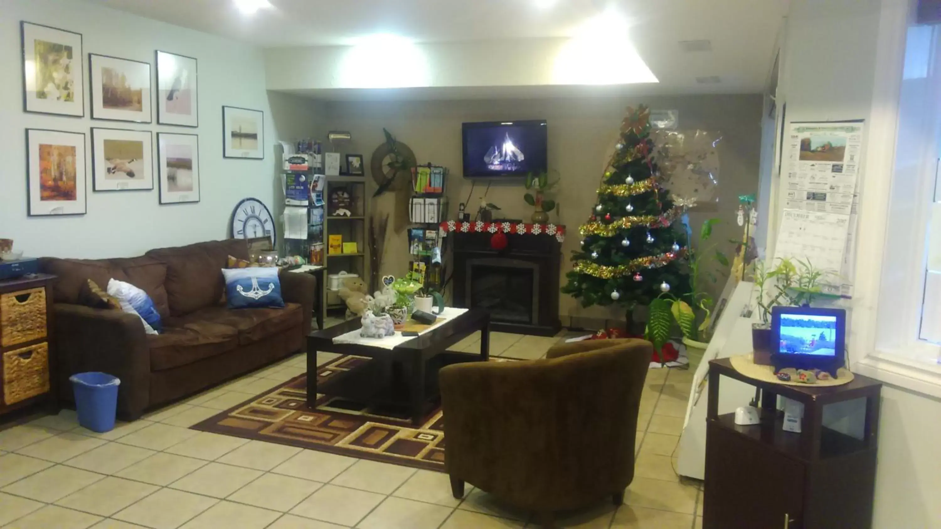 Communal lounge/ TV room, Lobby/Reception in Shoreside Inn & Suites