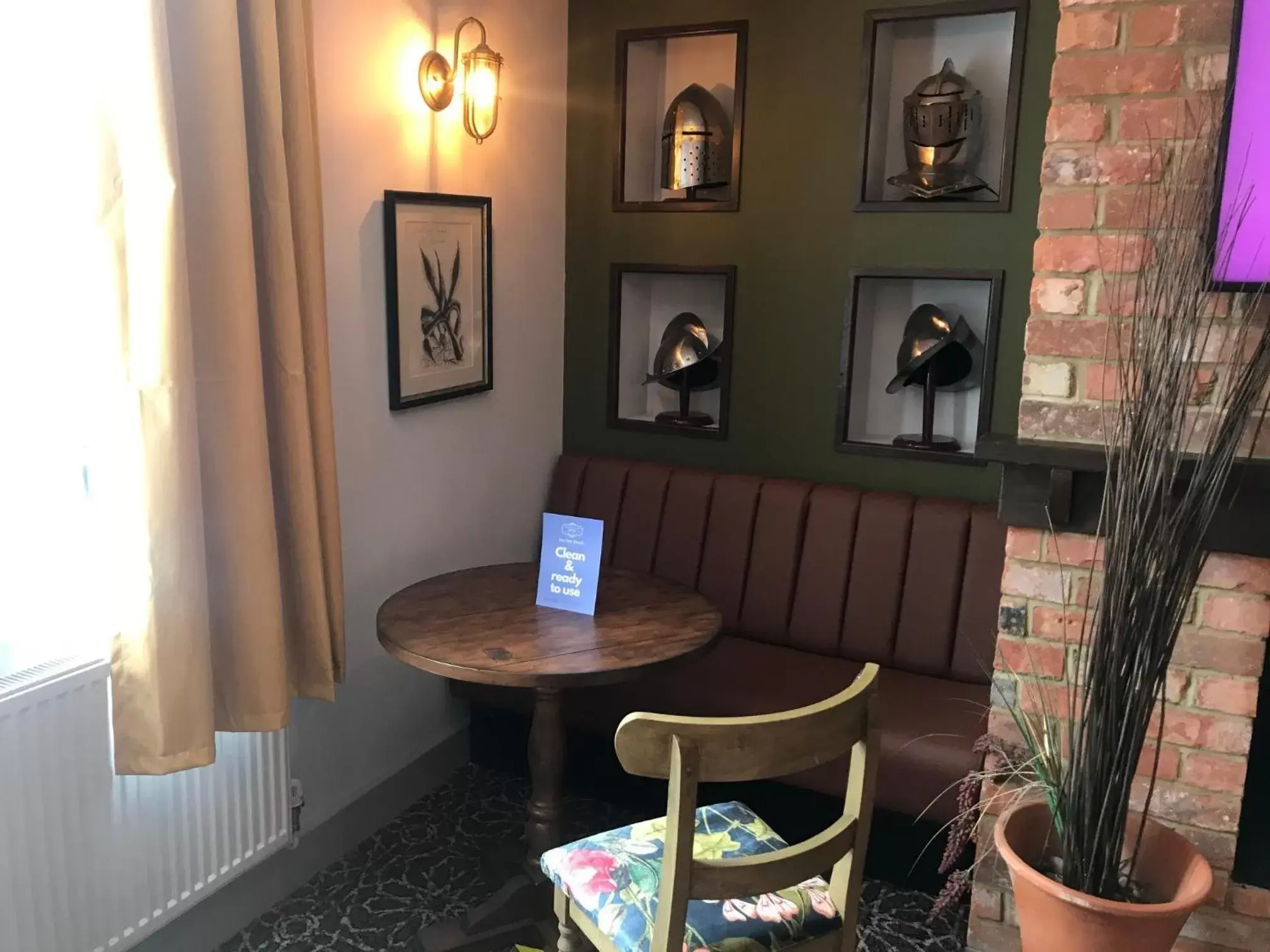 Restaurant/places to eat, Seating Area in The Crown Hotel