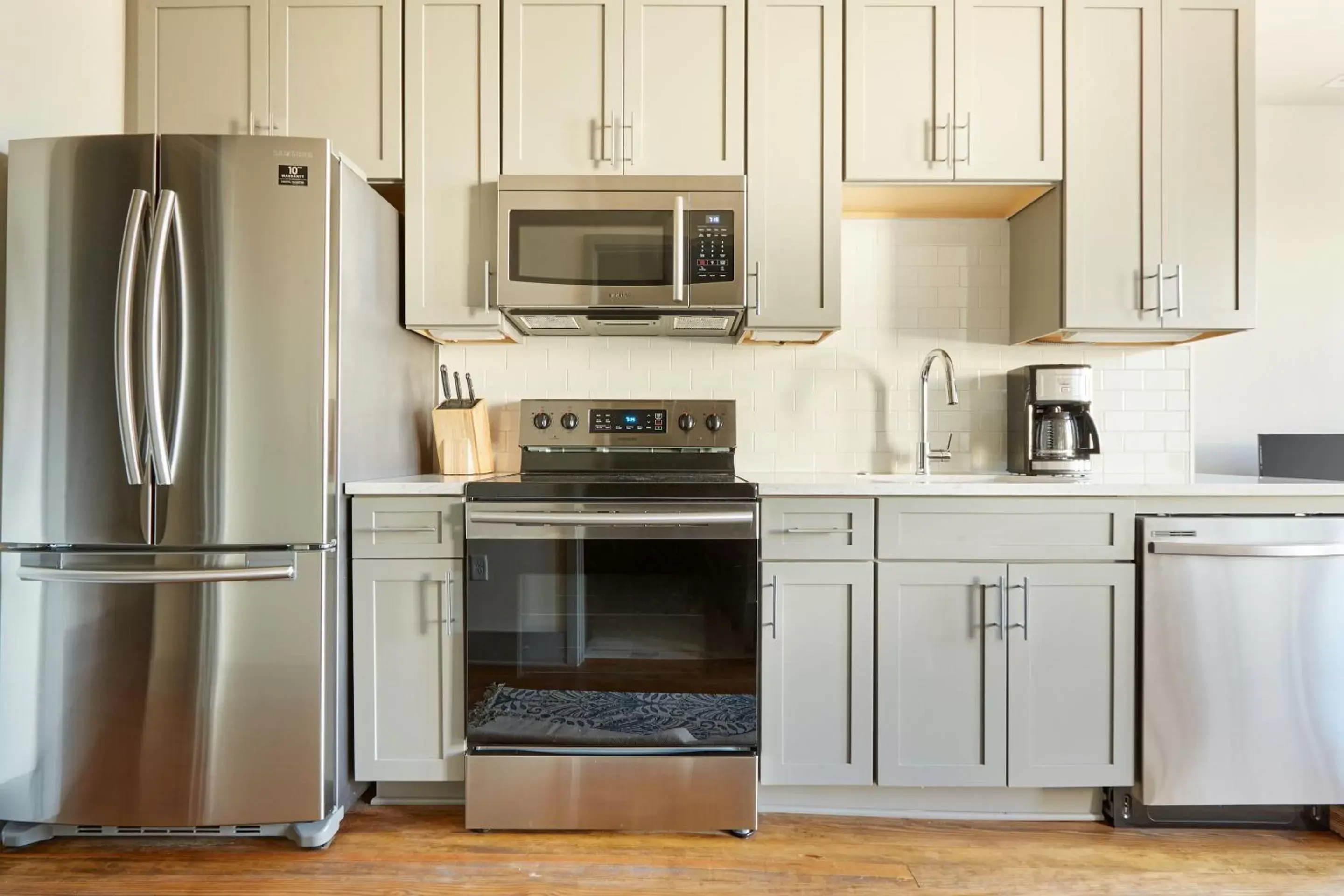 Living room, Kitchen/Kitchenette in Sonder Telfair Square