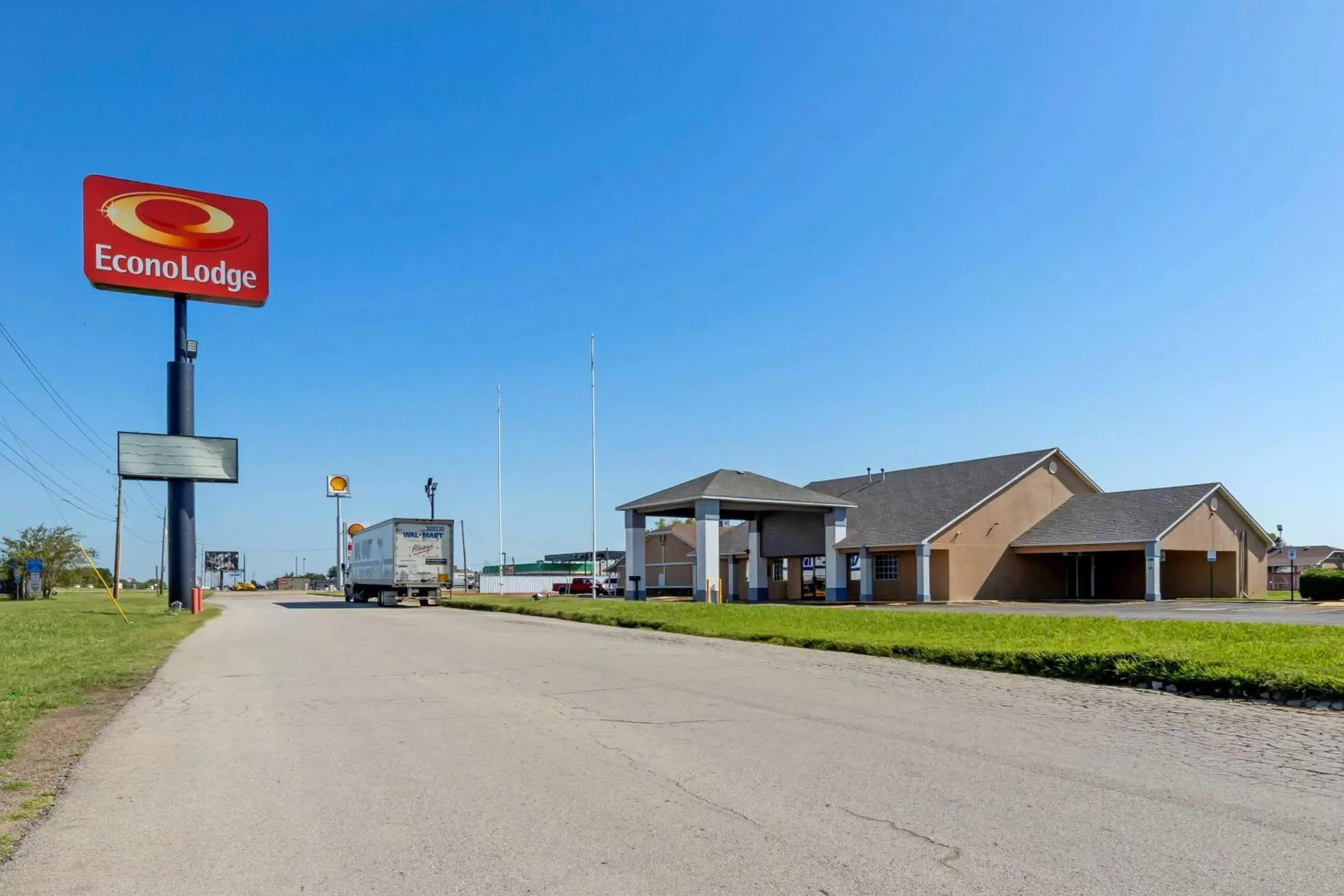 Property Building in Econo Lodge Pryor