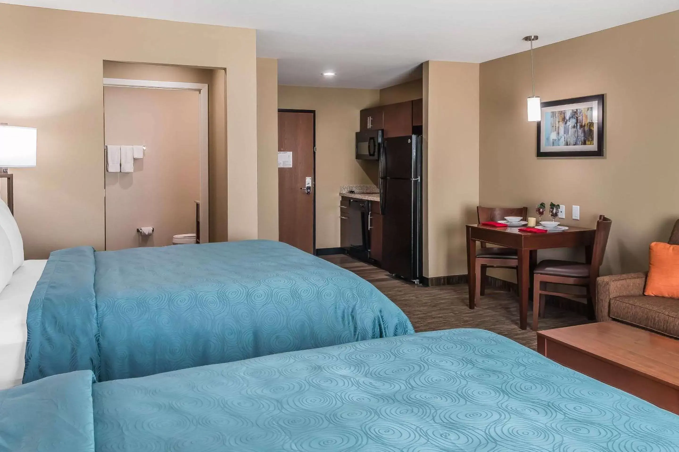 Photo of the whole room, Bed in MainStay Suites Edinburg