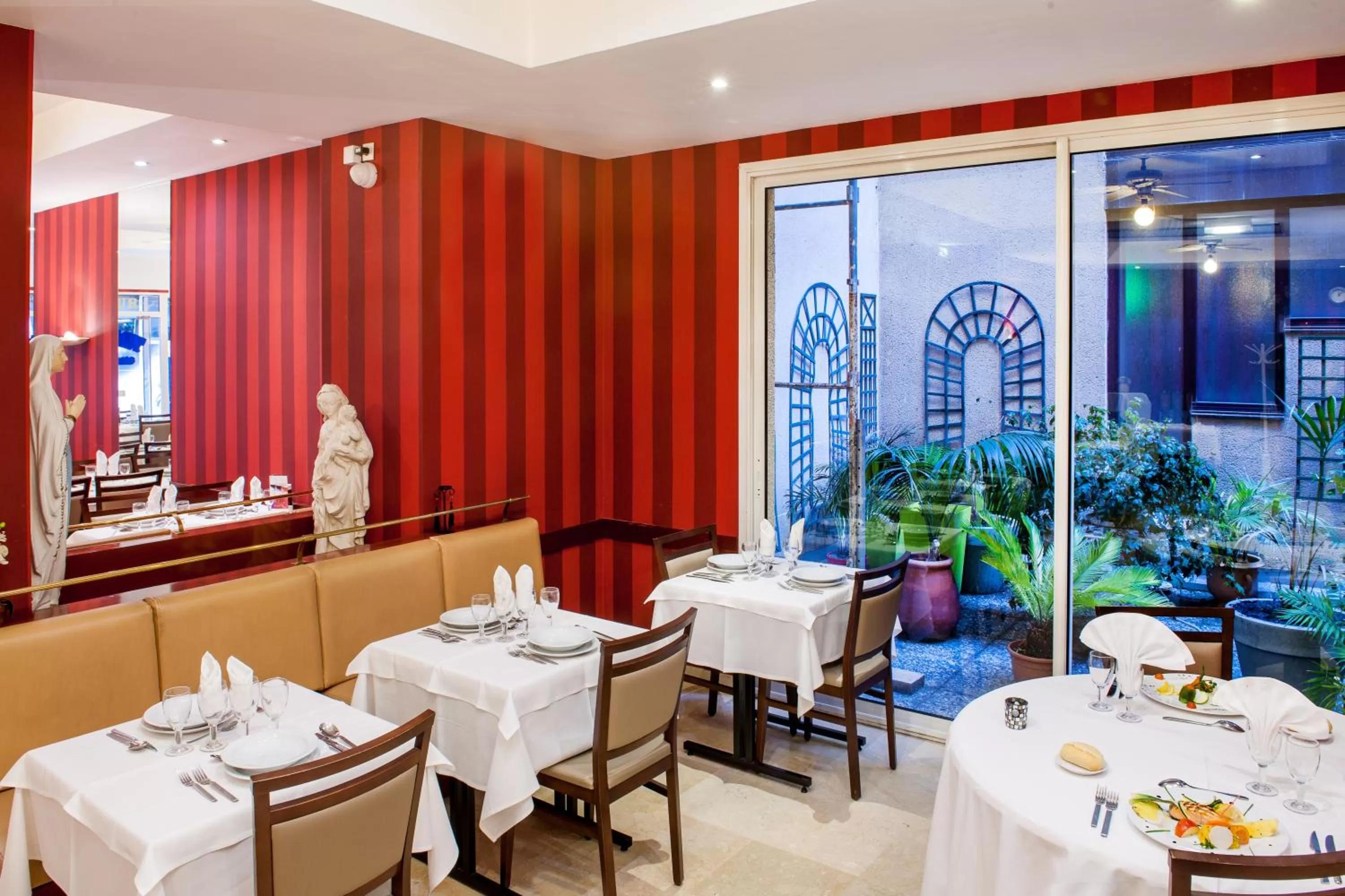 Restaurant/places to eat in Hôtel Saint Sauveur