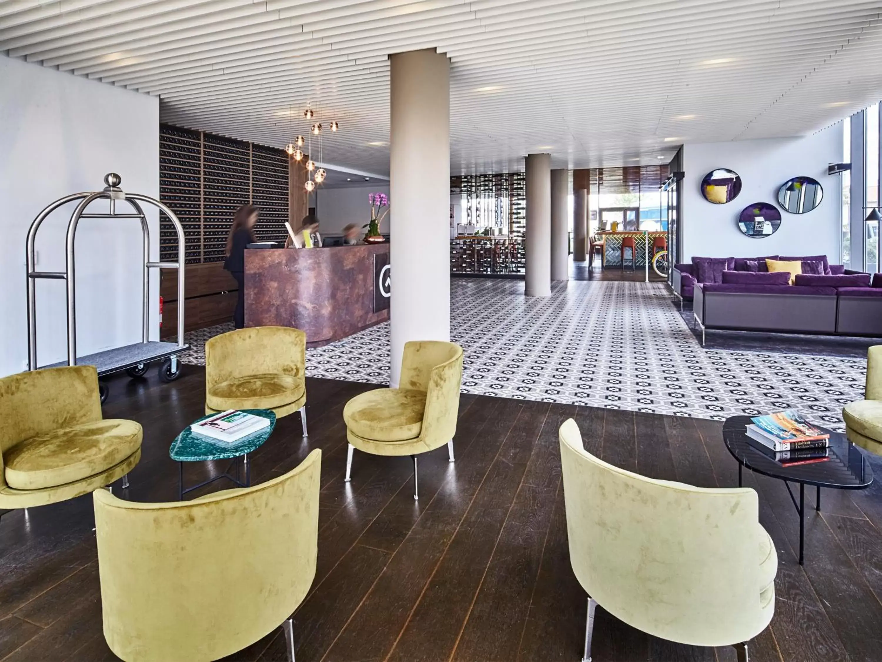 Lobby or reception, Lounge/Bar in Golden Tulip Bordeaux Euratlantique