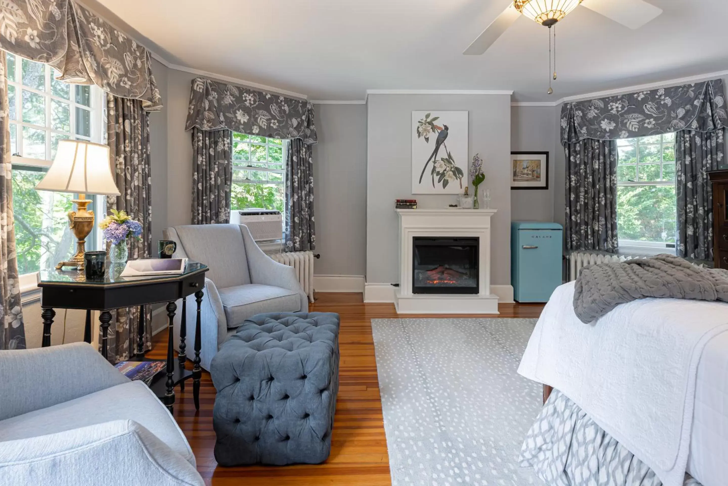 Photo of the whole room, Seating Area in Pinecrest Bed & Breakfast