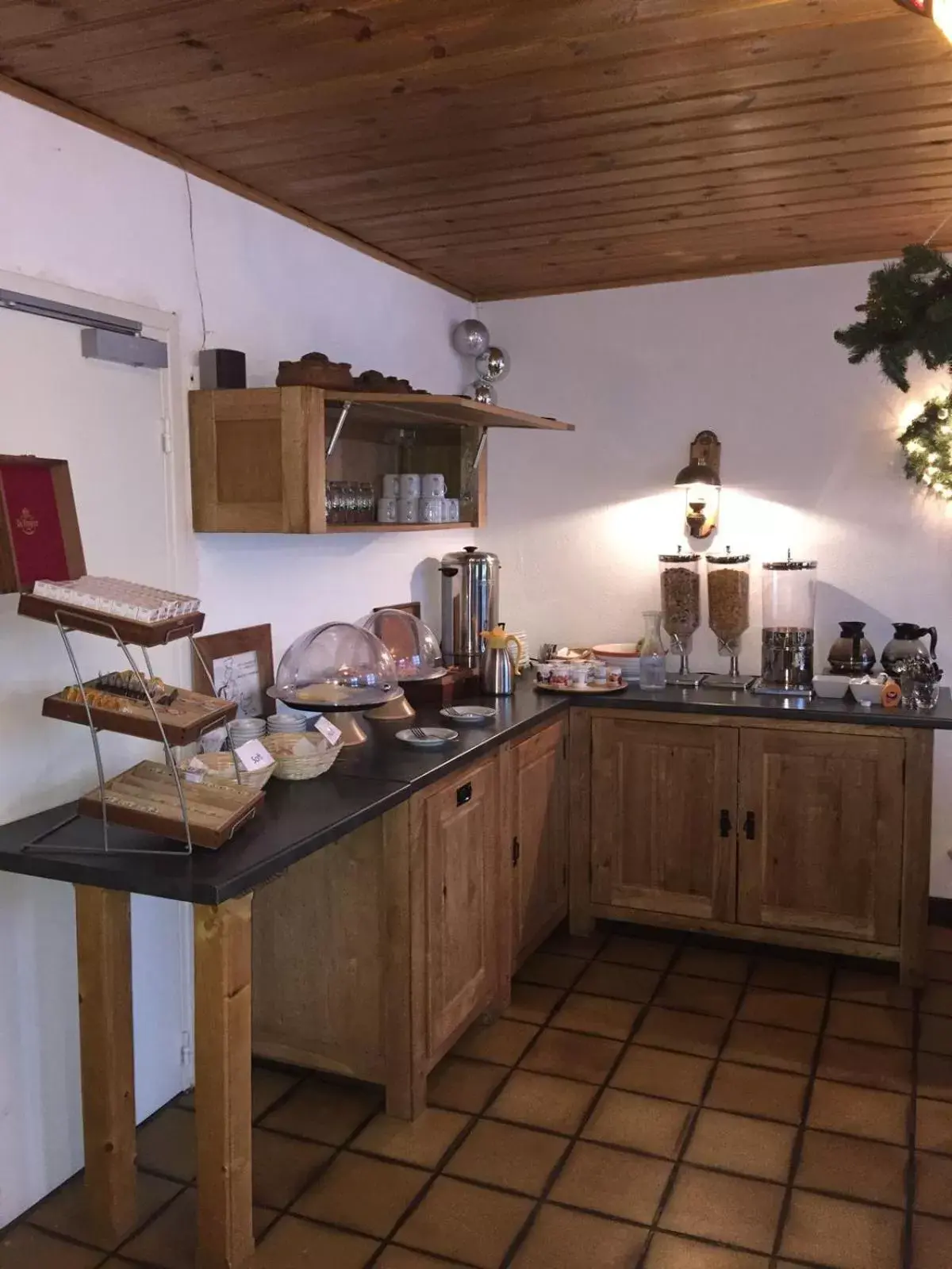 Continental breakfast, Kitchen/Kitchenette in Hotel Le Genepy