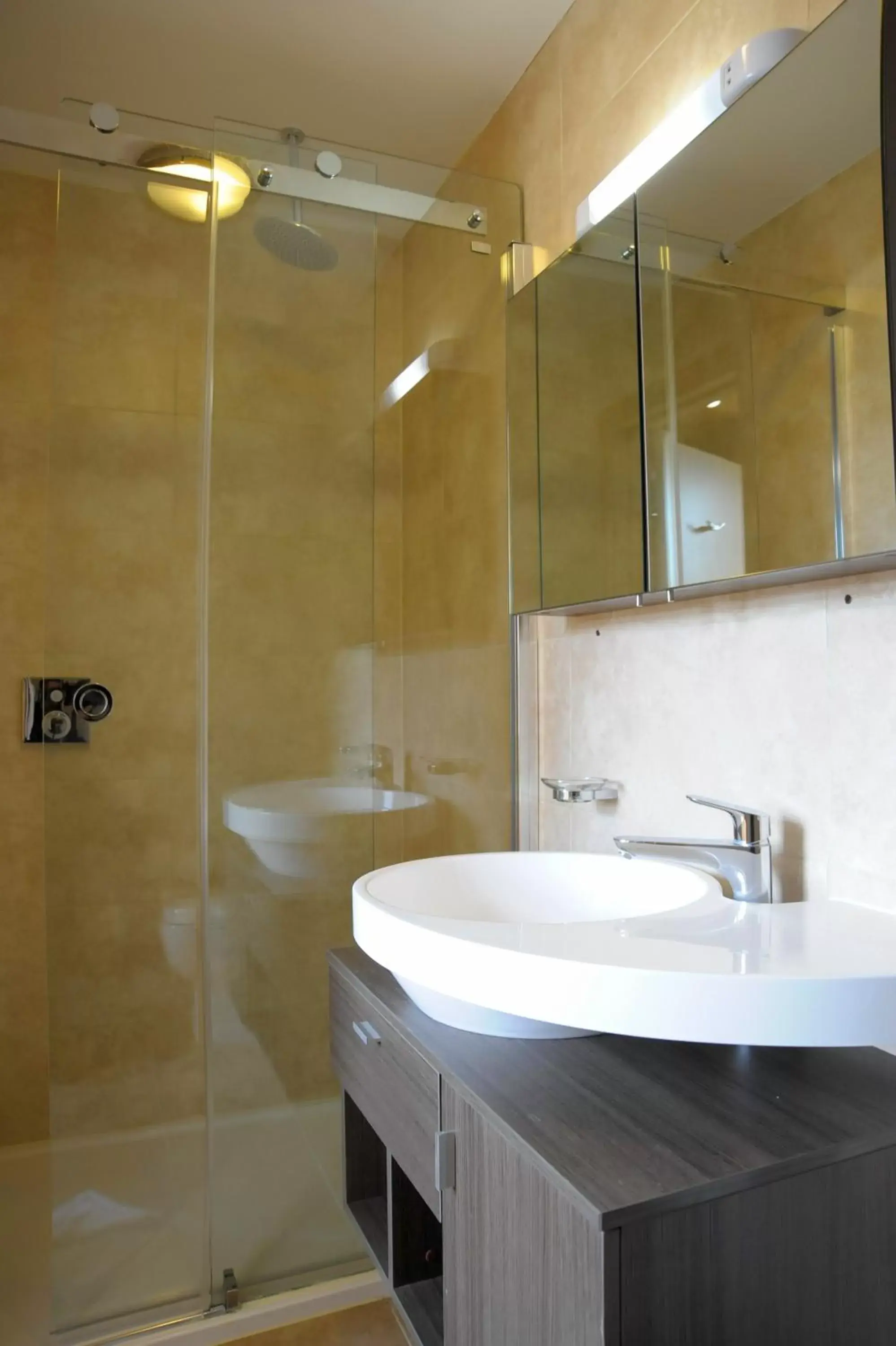 Shower, Bathroom in Kings Cross Inn Hotel