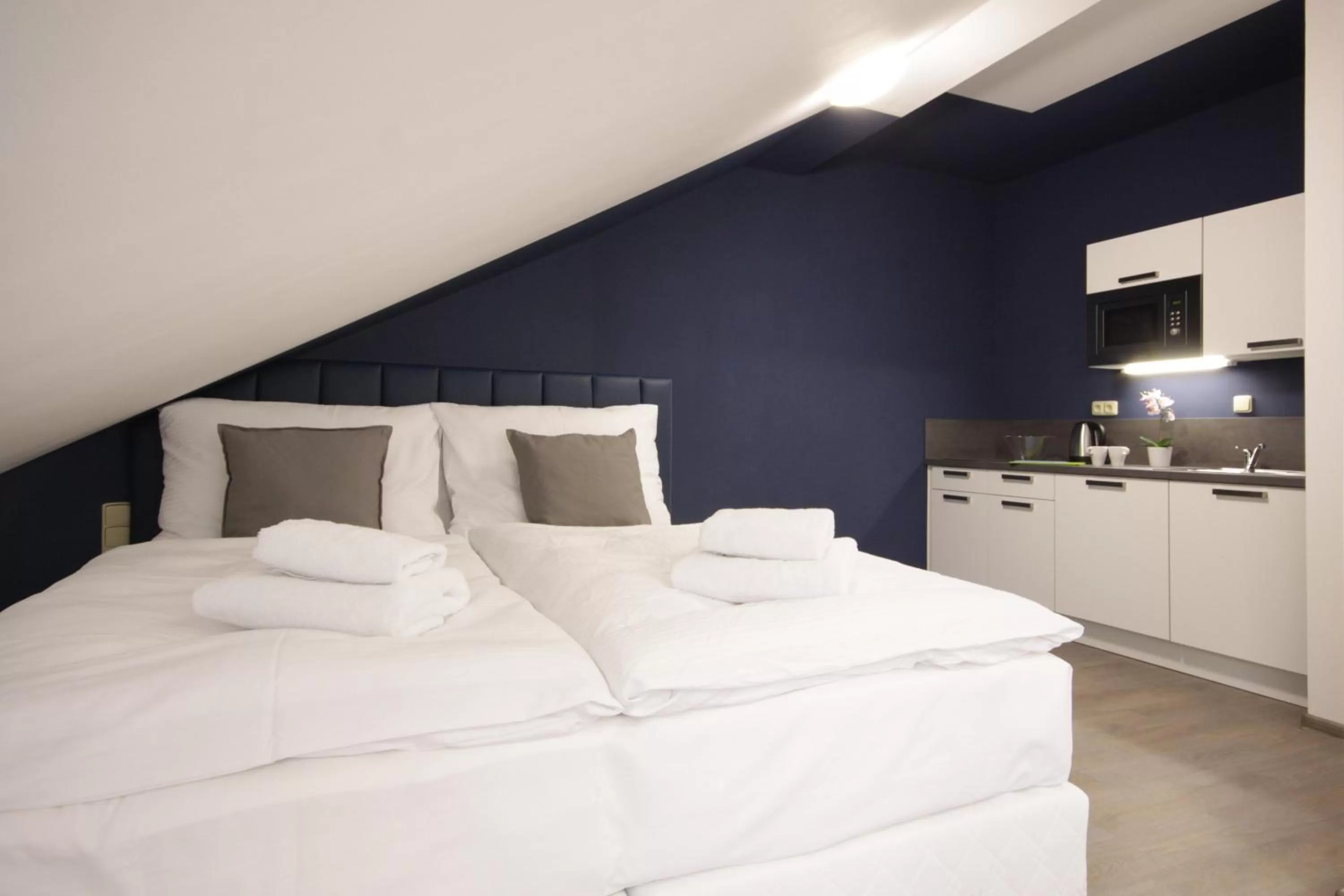 Kitchen or kitchenette, Bed in Alveo Suites