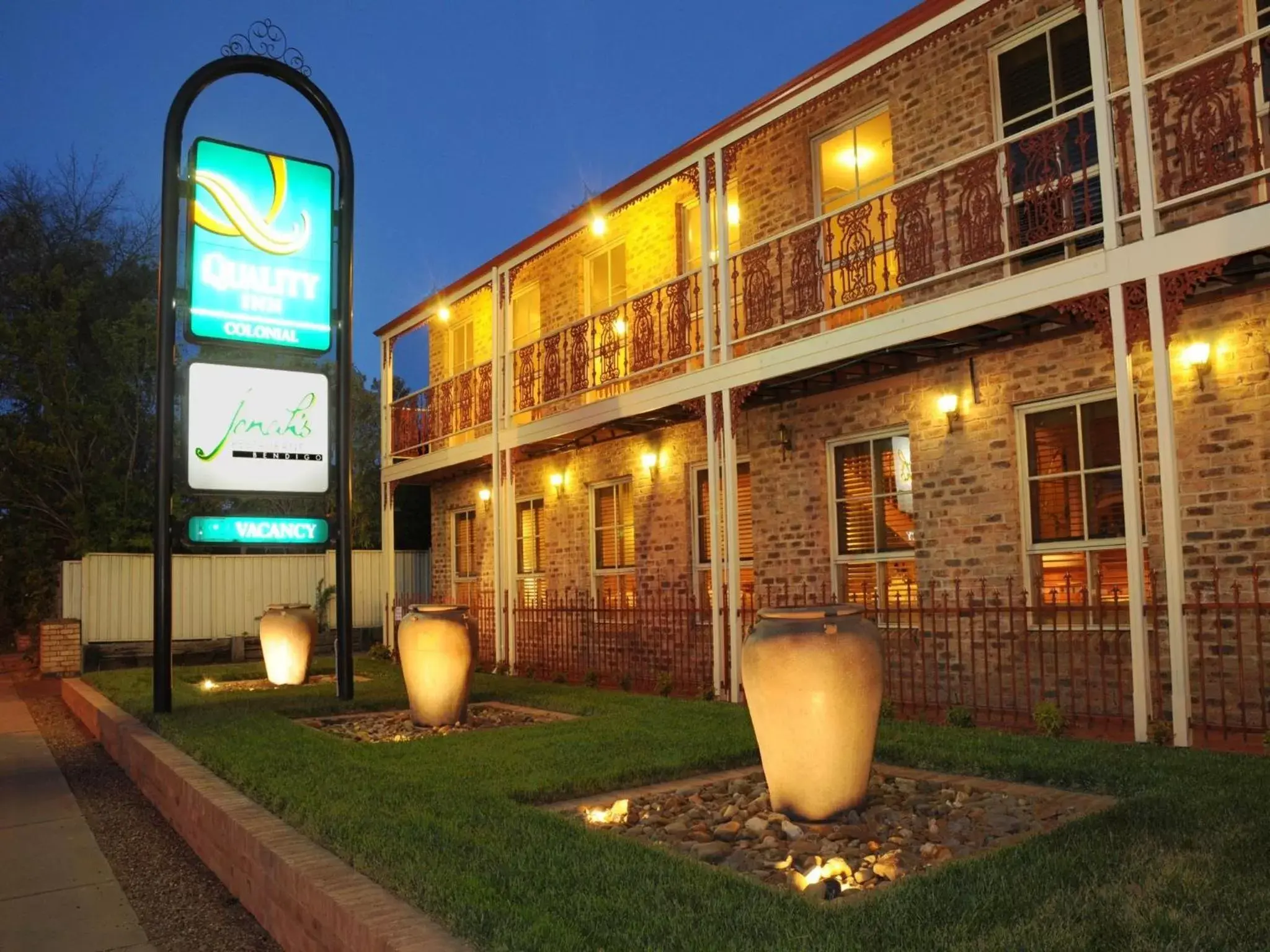 Facade/entrance, Property Building in Quality Inn Colonial