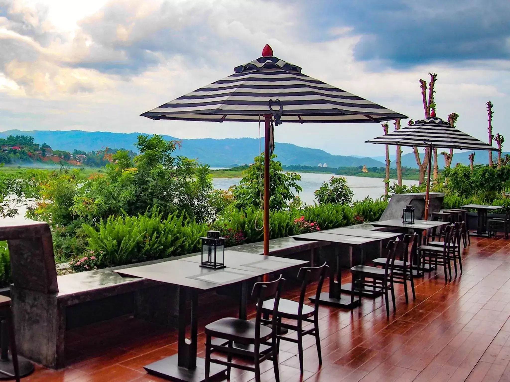 Restaurant/places to eat in Fortune Riverview Hotel Chiang Khong