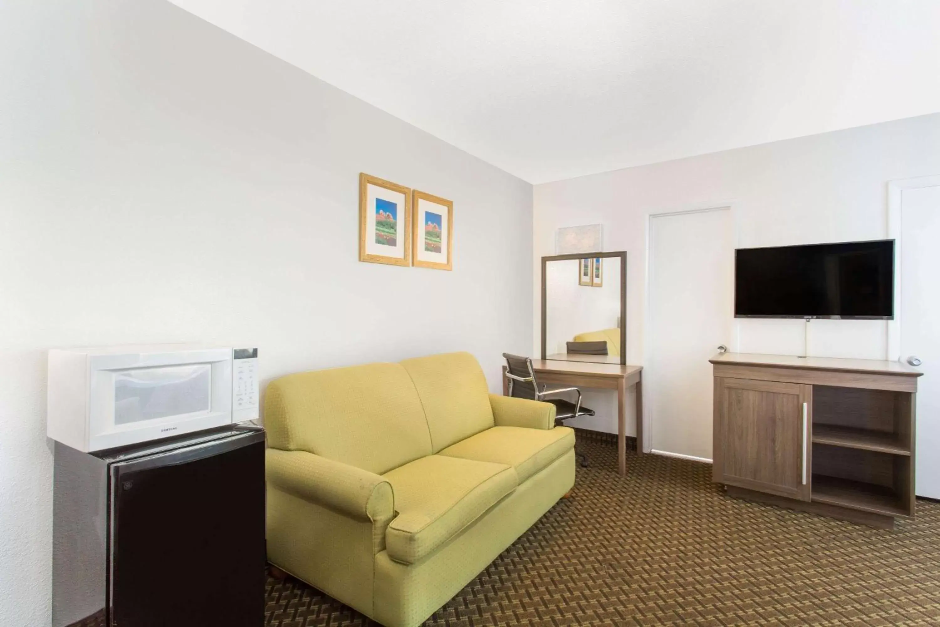 Living room, Seating Area in Travelodge by Wyndham Williams Grand Canyon