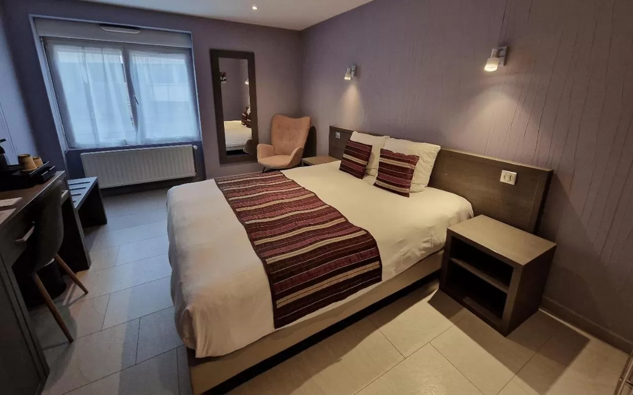 Bed in Logis Central Hôtel - Restaurant & Spa