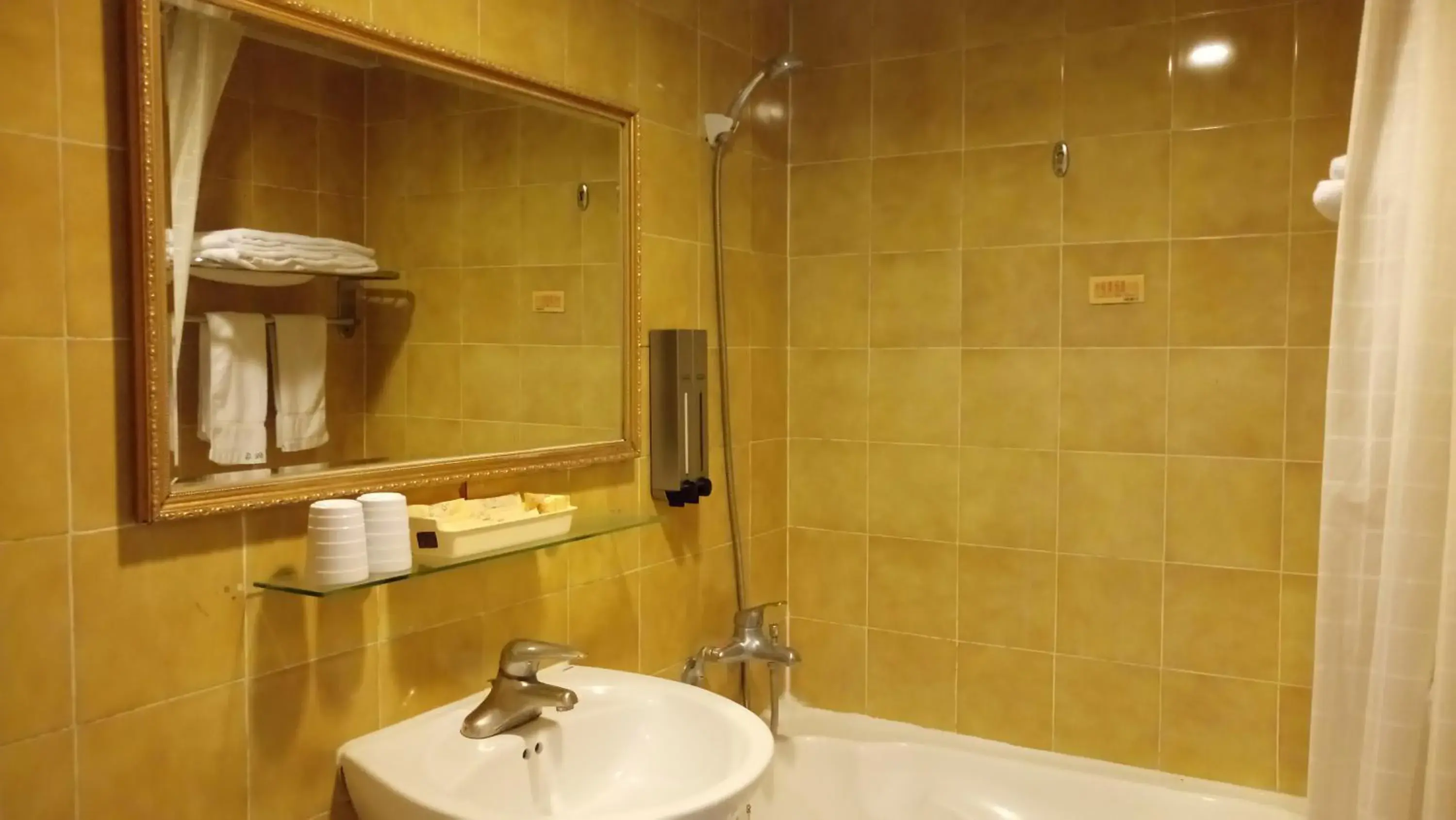 Economy Double Room in 苓雅大飯店 Lingyea Hotel Economy Double Room in 苓雅大飯店 Lingyea Hotel