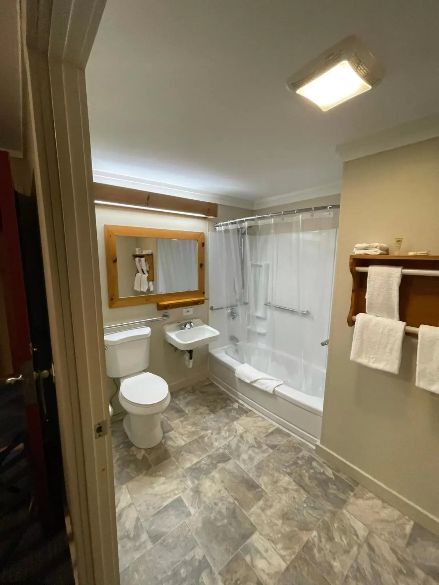 Bathroom in Northern Lights Lodge