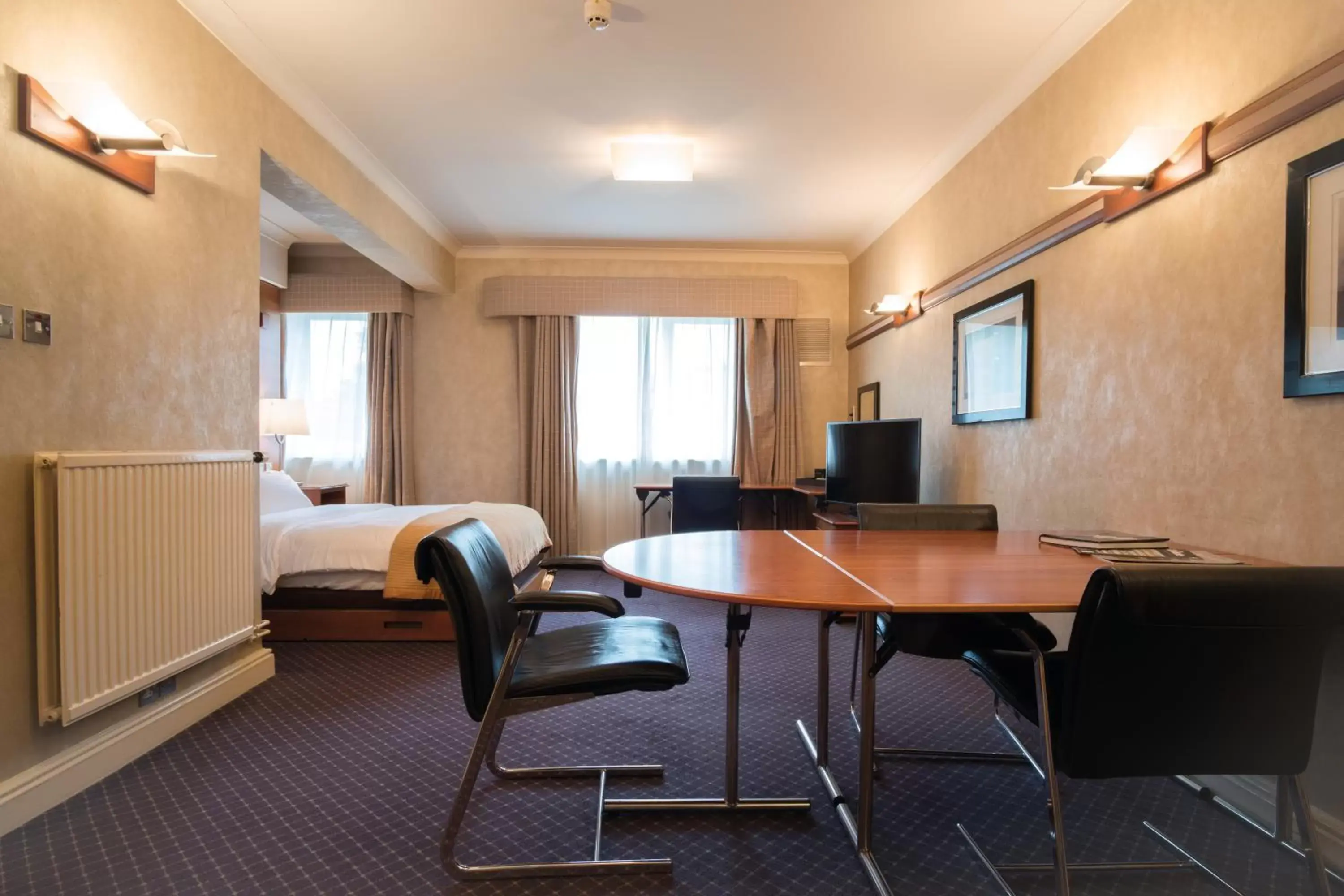 Bedroom, Dining Area in North Lakes Hotel and Spa