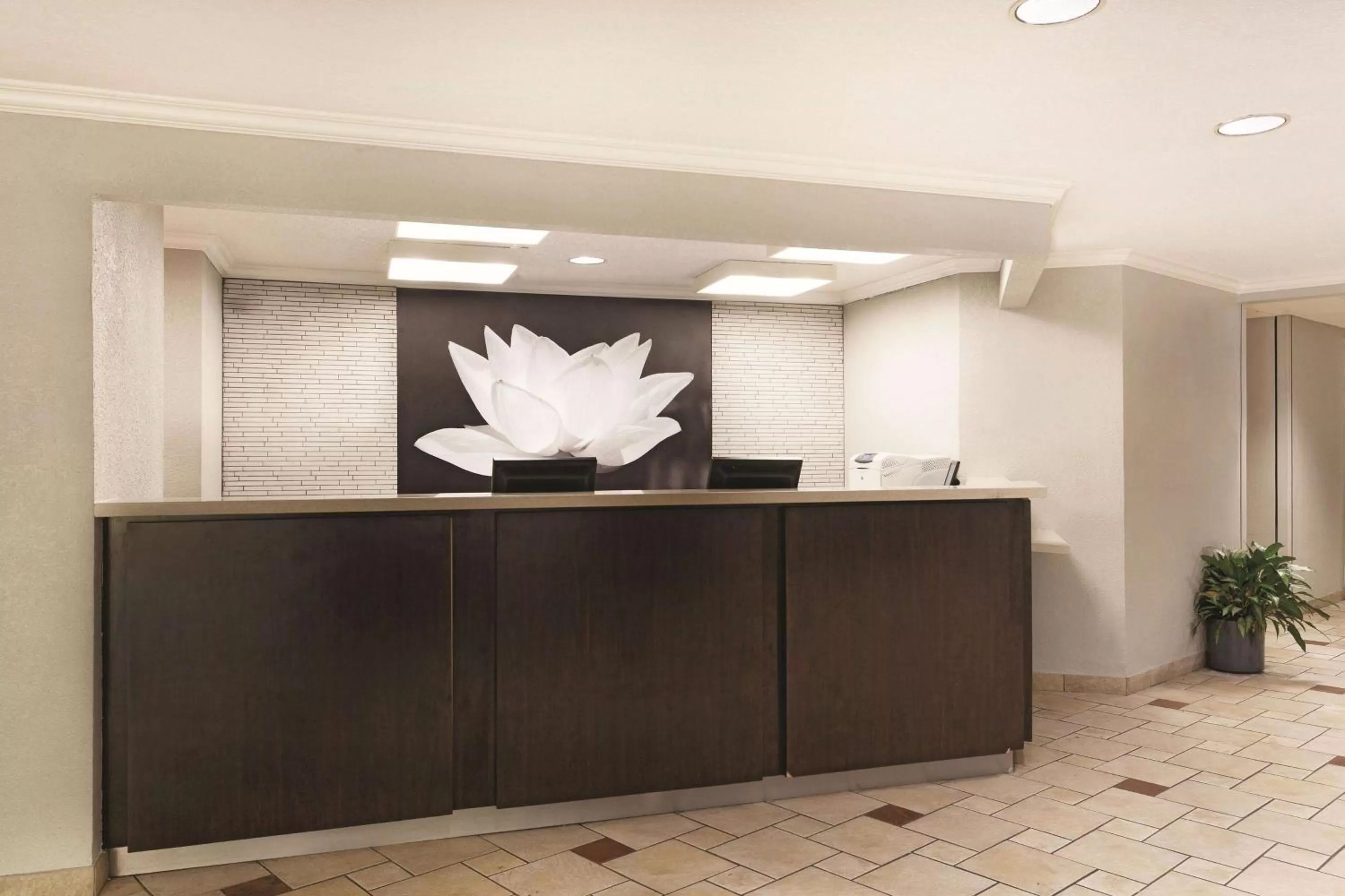 Lobby or reception in La Quinta by Wyndham Miami Airport East