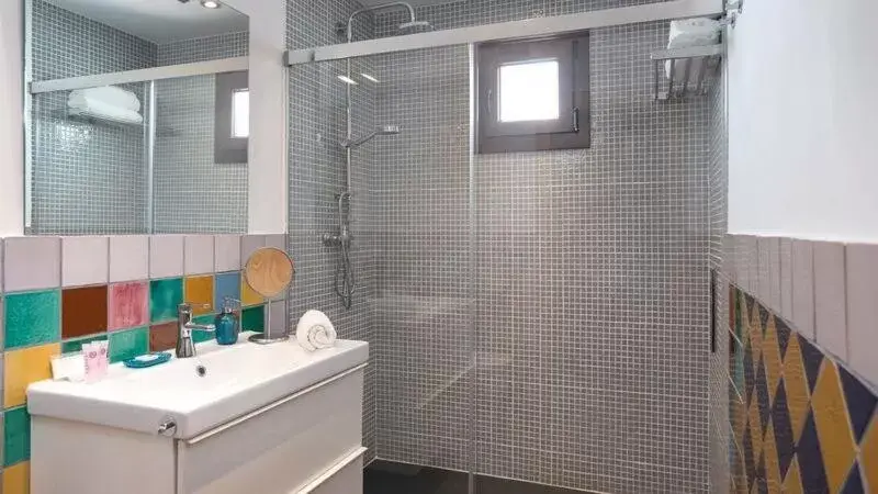 Shower, Bathroom in Hotel La Garapa