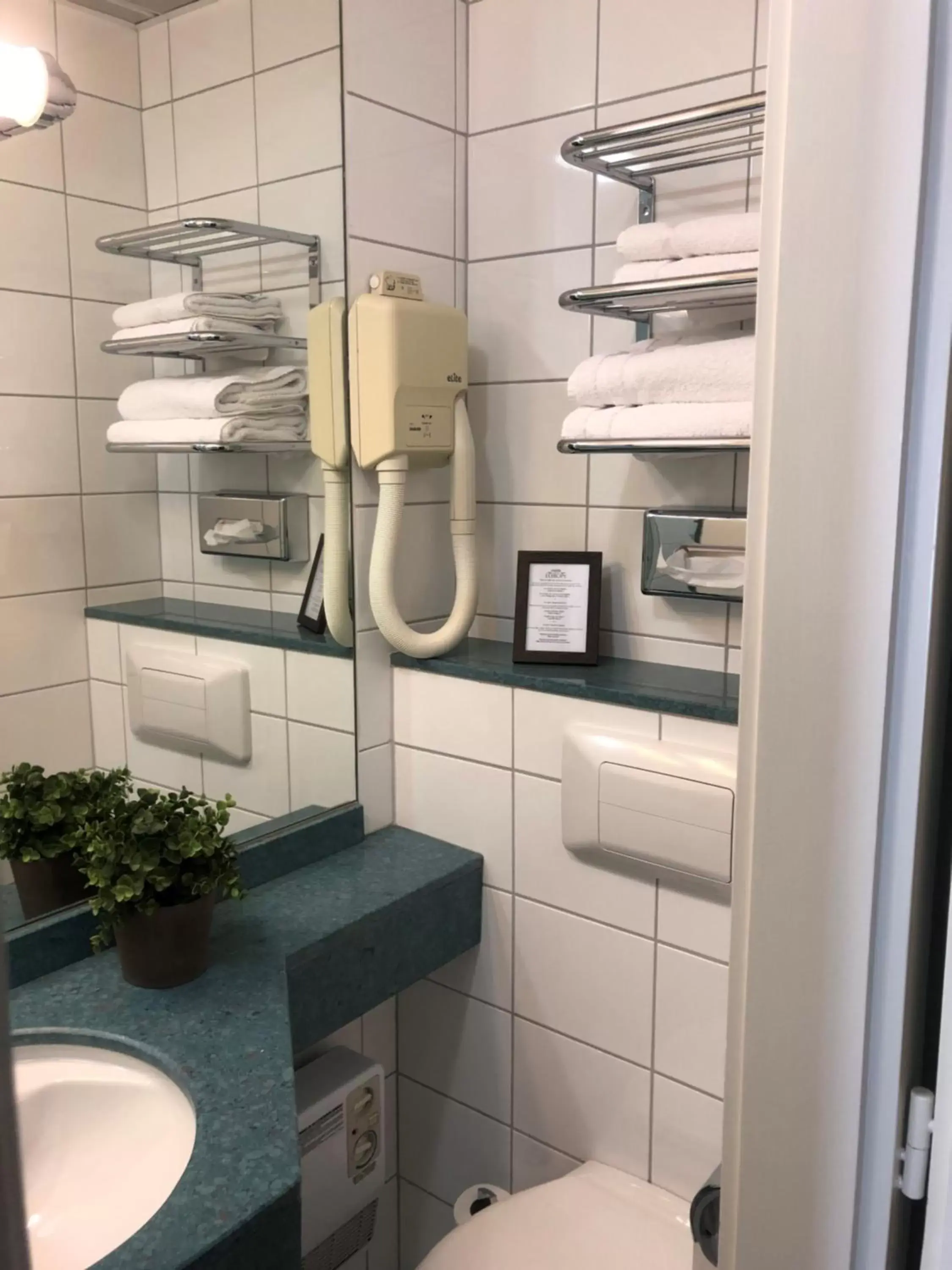 Bathroom in Hôtel EUROPE