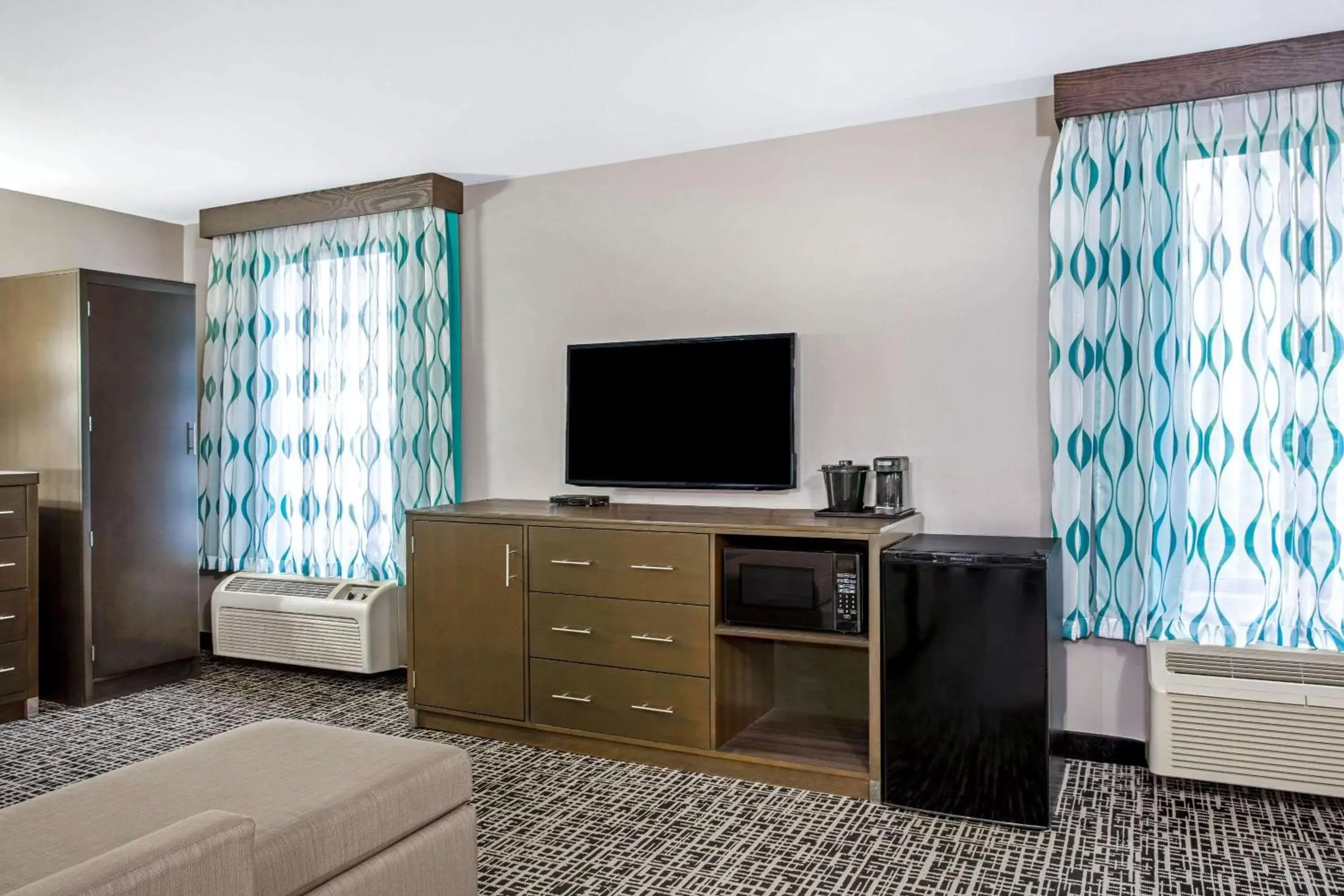Photo of the whole room, TV/Entertainment Center in La Quinta Inn by Wyndham Radford