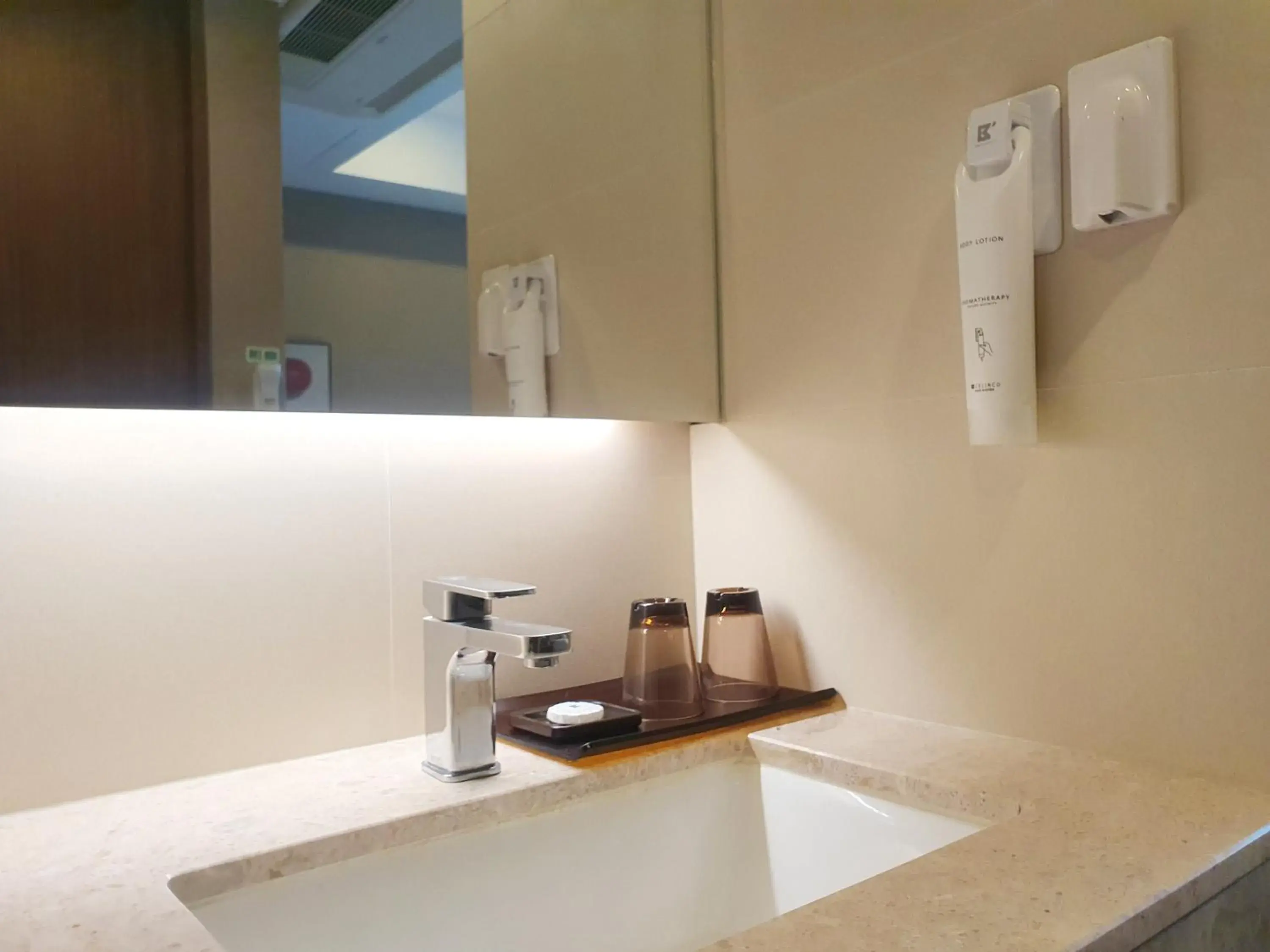 Bathroom, Kitchen/Kitchenette in Busan Business Hotel