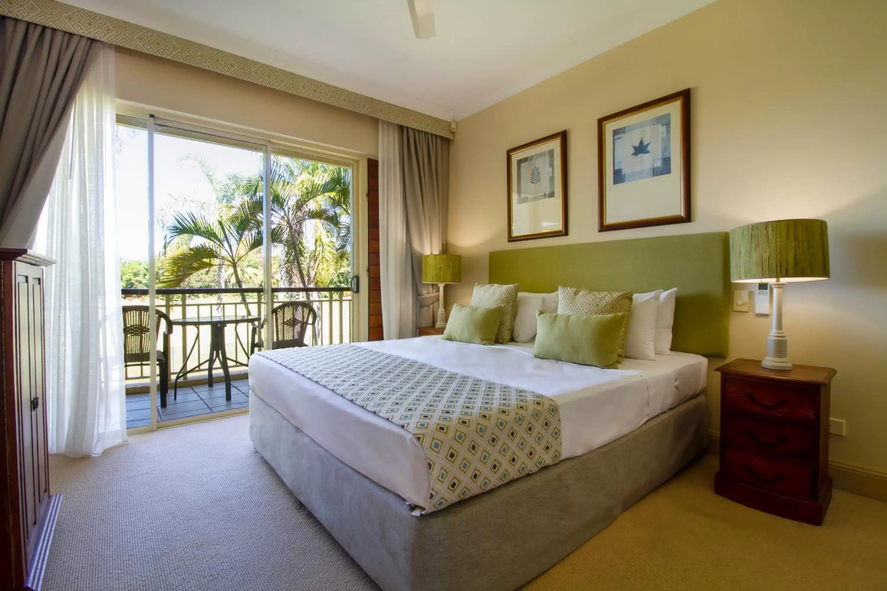 Bedroom, Bed in Paradise Links Resort Port Douglas