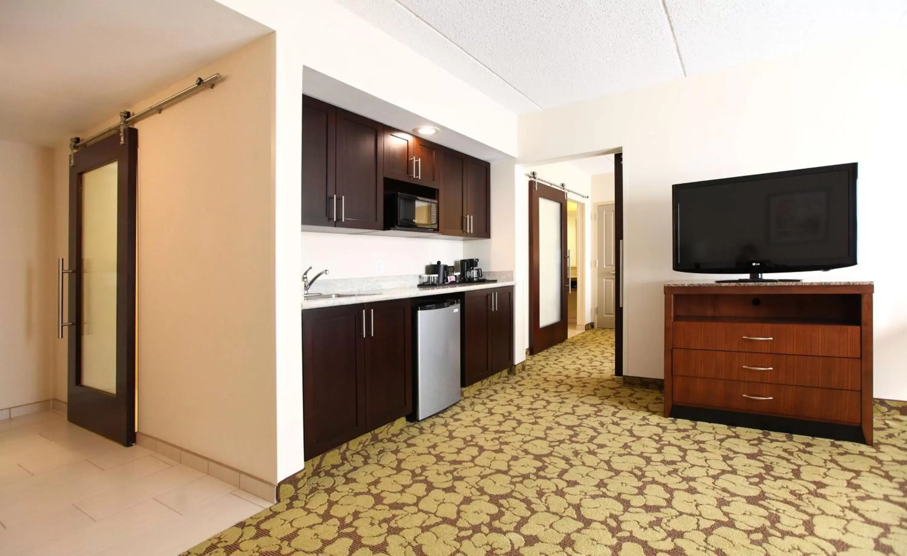 Kitchen or kitchenette, TV/Entertainment Center in Hilton Garden Inn Olathe