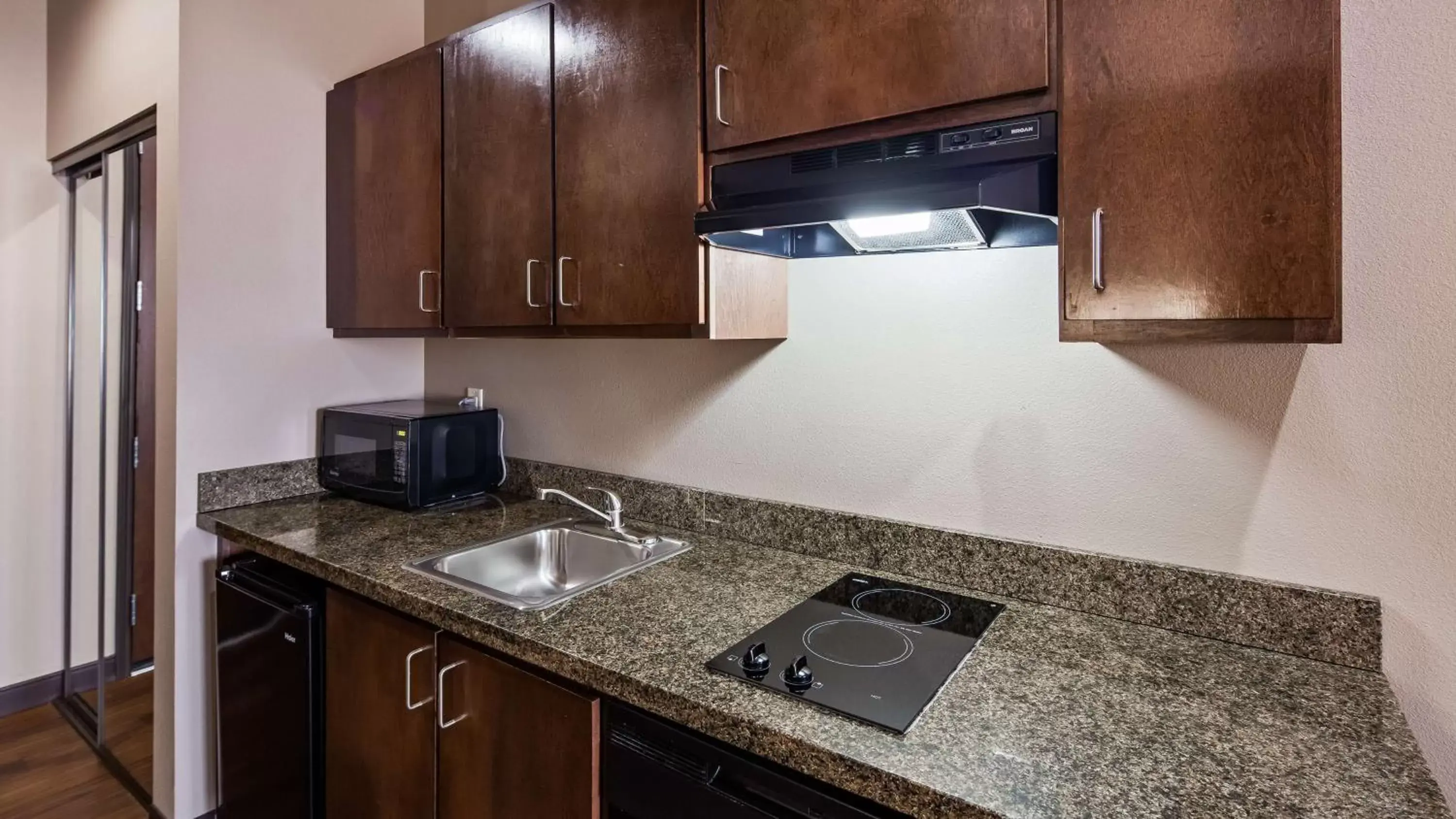 Kitchen or kitchenette, Kitchen/Kitchenette in Best Western Plus Williston Hotel & Suites