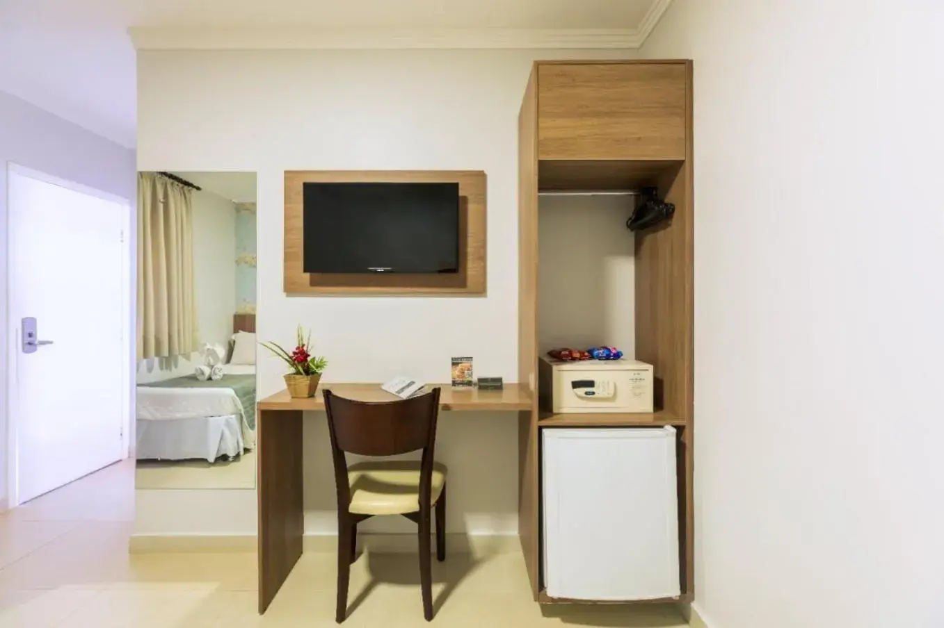 Bedroom, TV/Entertainment Center in Cataratas Park Hotel