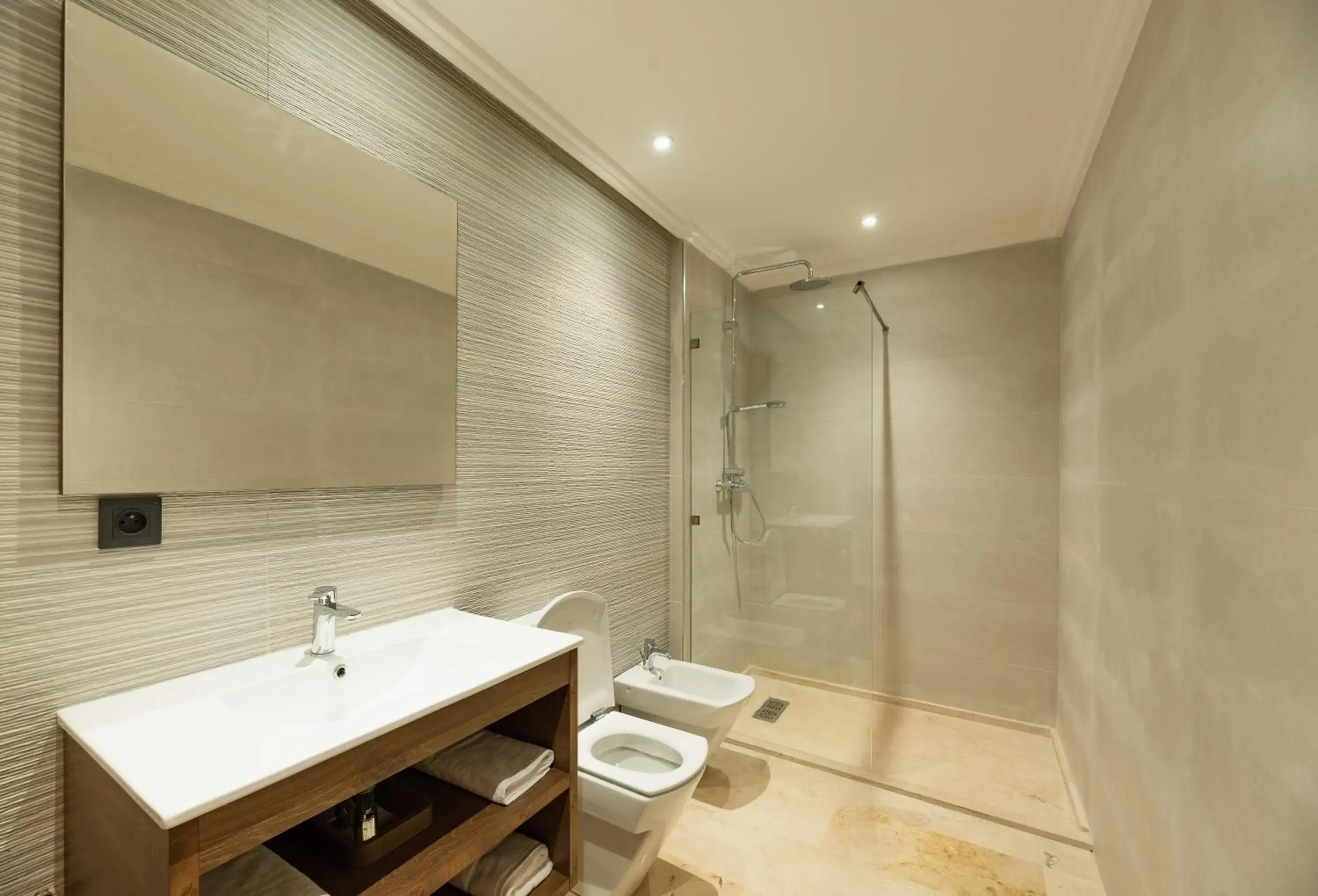Shower, Bathroom in Avenue Suites & Appart Hotel Deluxe