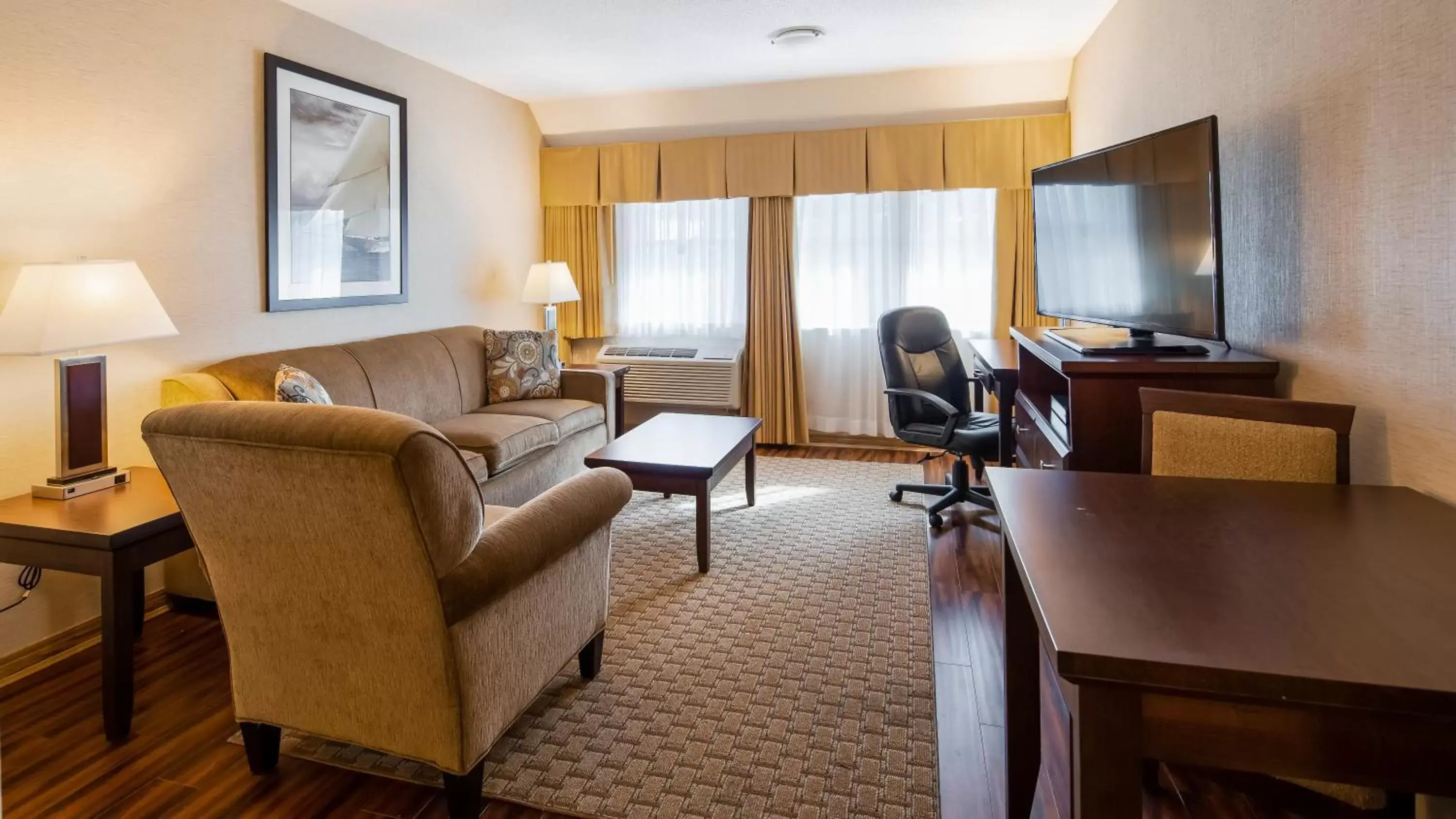 Seating Area in Best Western Plus Emerald Isle Hotel