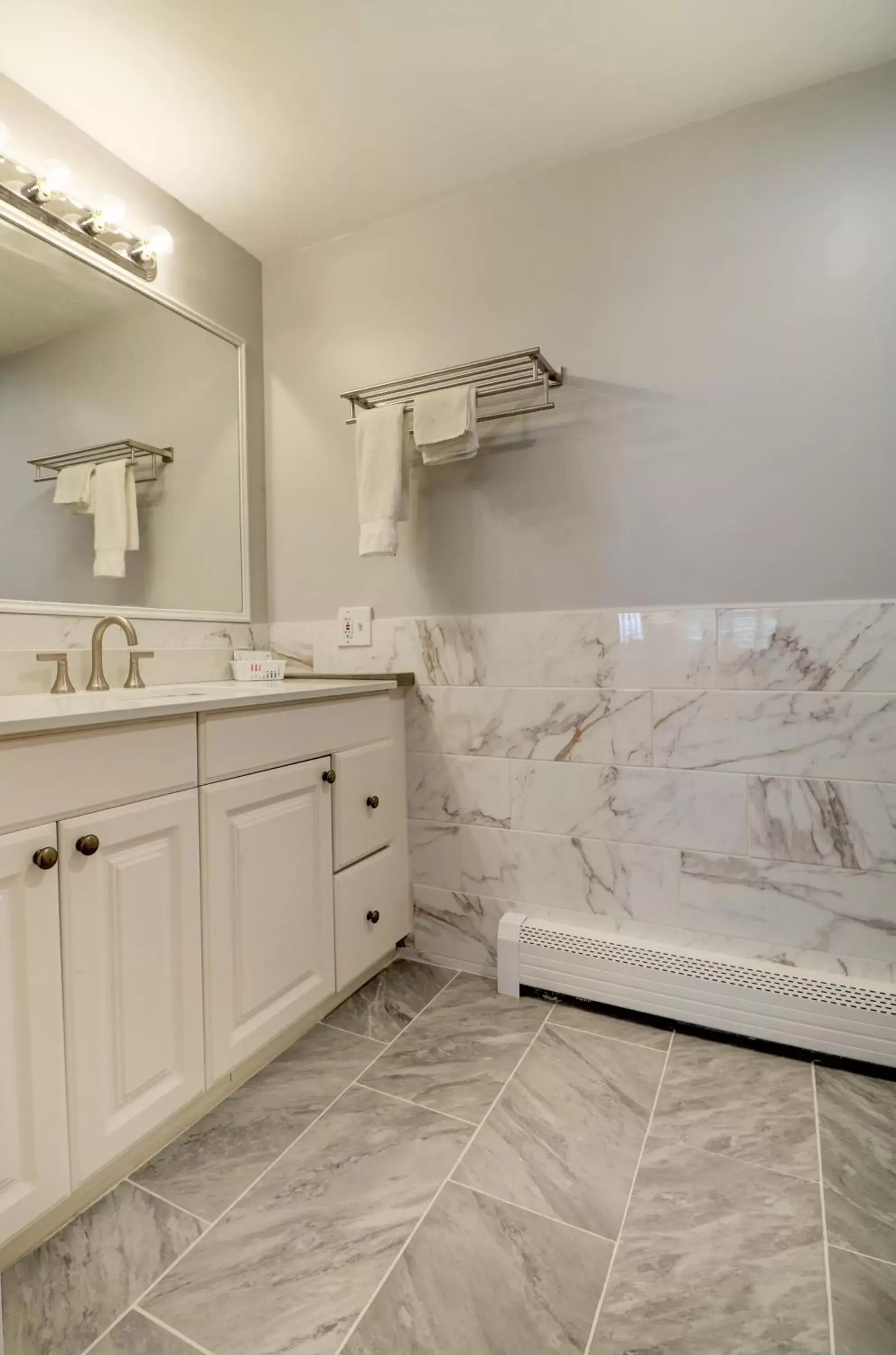 Shower, Bathroom in Hamilton Village Inn