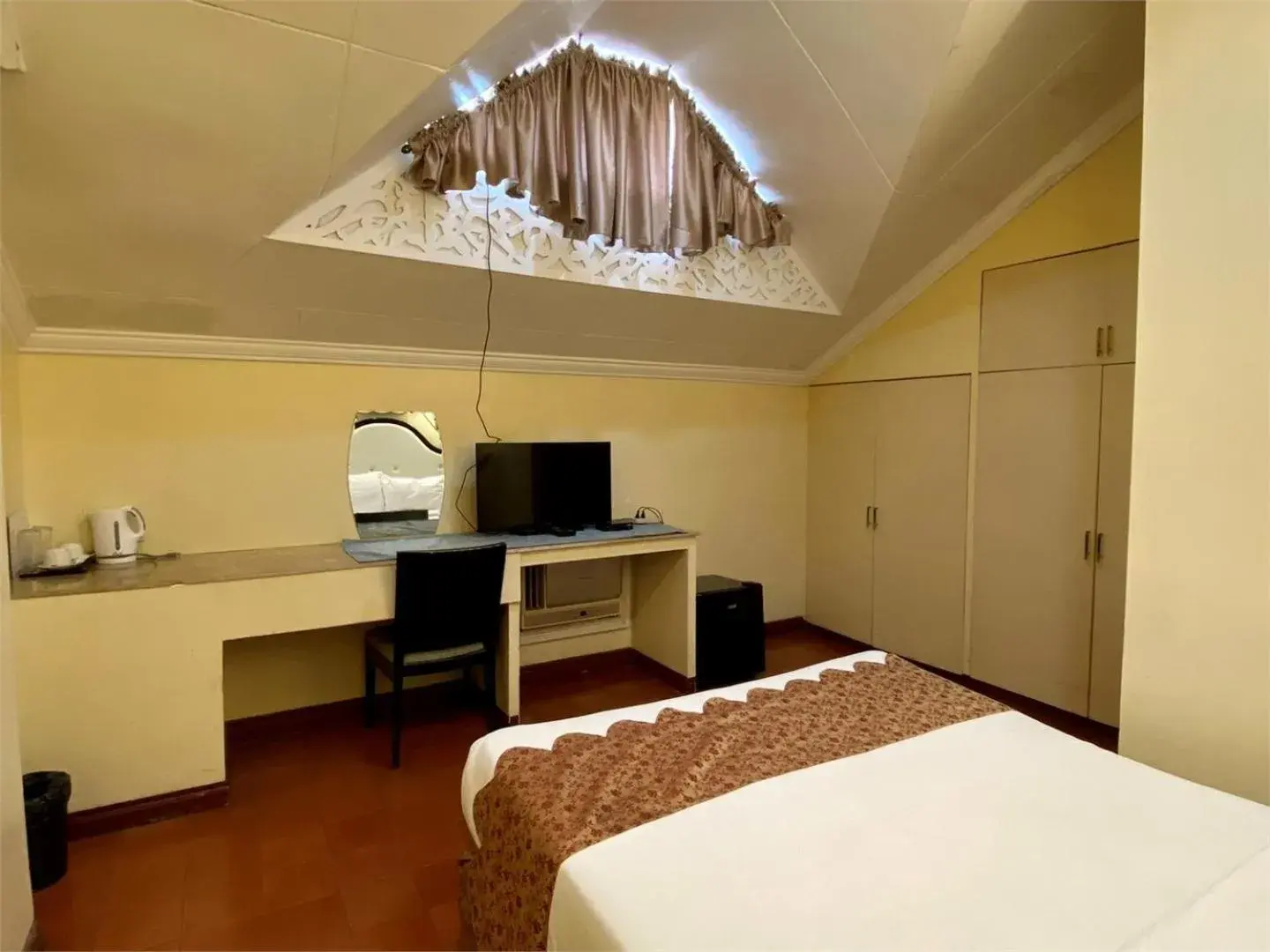 Bed, TV/Entertainment Center in White Knight Hotel Intramuros