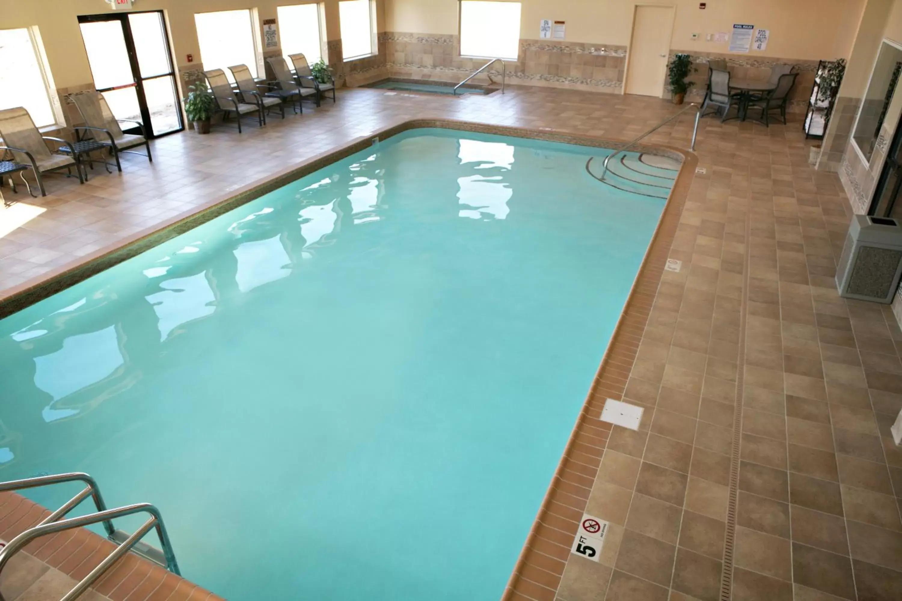 Swimming Pool in C'mon Inn