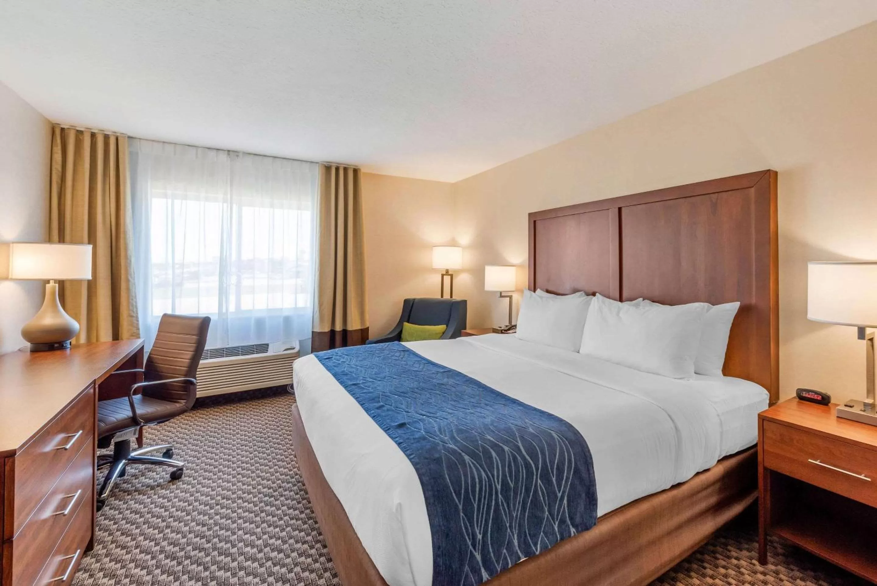 Photo of the whole room, Bed in Comfort Inn & Suites near Route 66