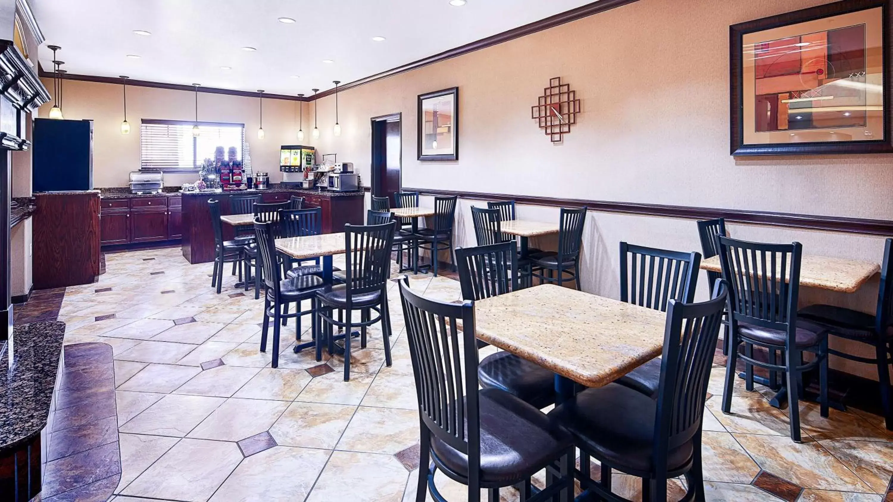 Restaurant/Places to Eat in Best Western Plus Royal Mountain Inn & Suites