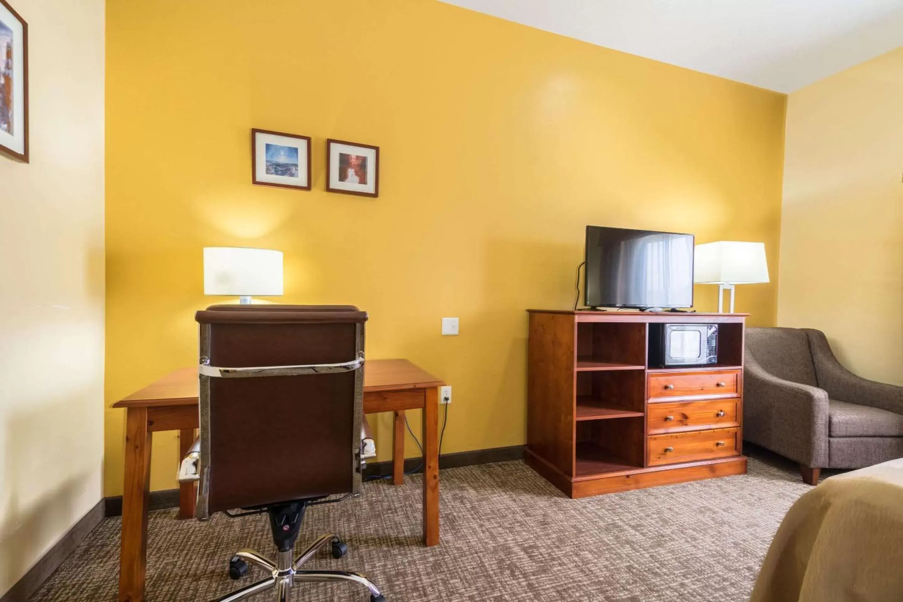 Photo of the whole room, TV/Entertainment Center in Comfort Inn and Suites Cedar City