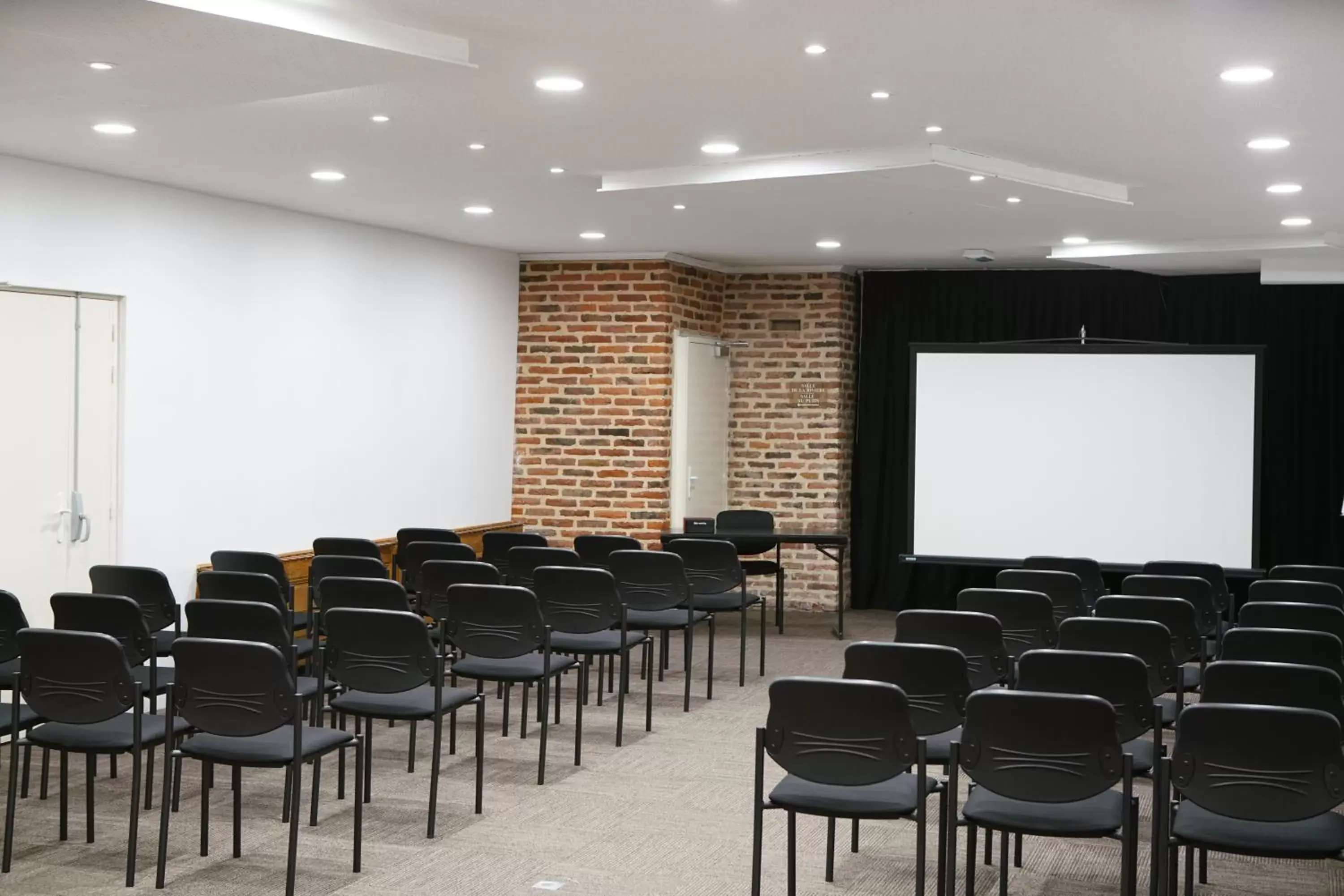 Meeting/conference room in ibis Douai Centre