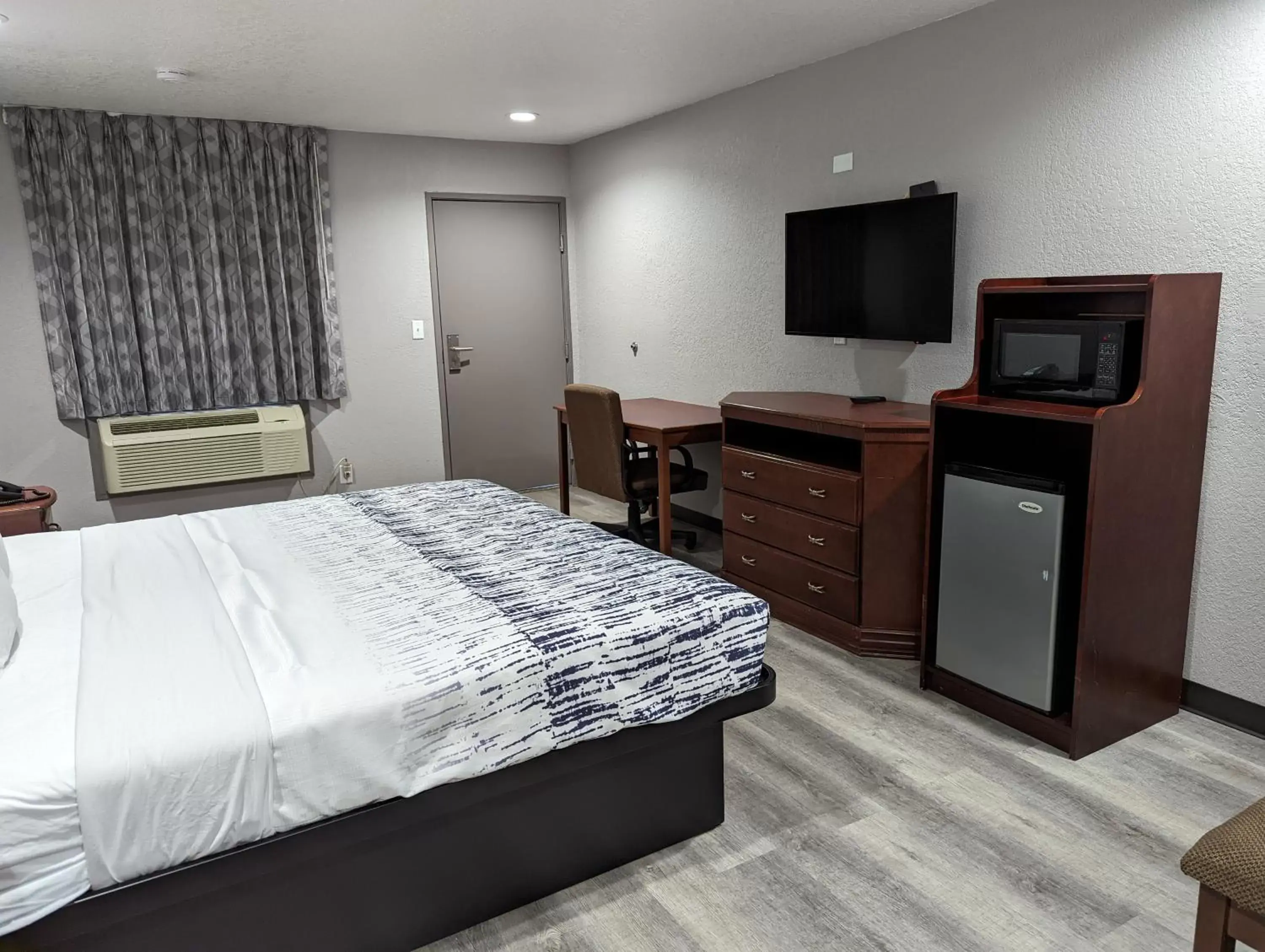 Property building, Bed in OKC Hotel