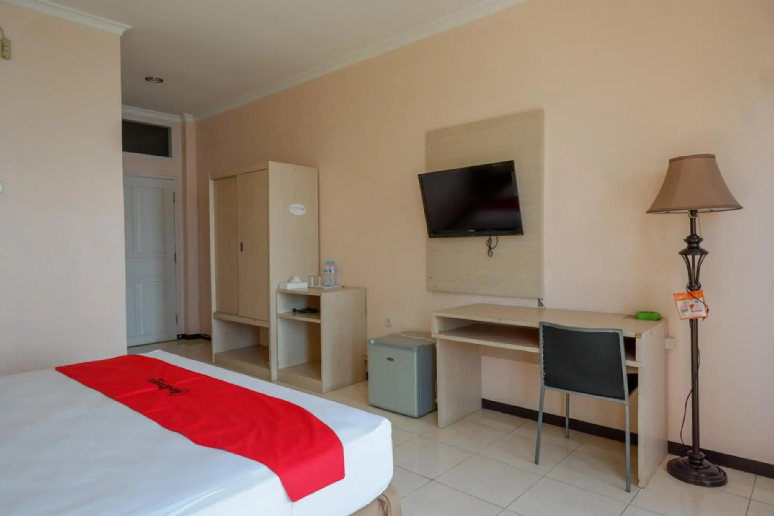 Bedroom, Bed in RedDoorz Plus Syariah @ Hotel Boulevard Luwuk Bedroom, Bed in RedDoorz Plus Syariah @ Hotel Boulevard Luwuk