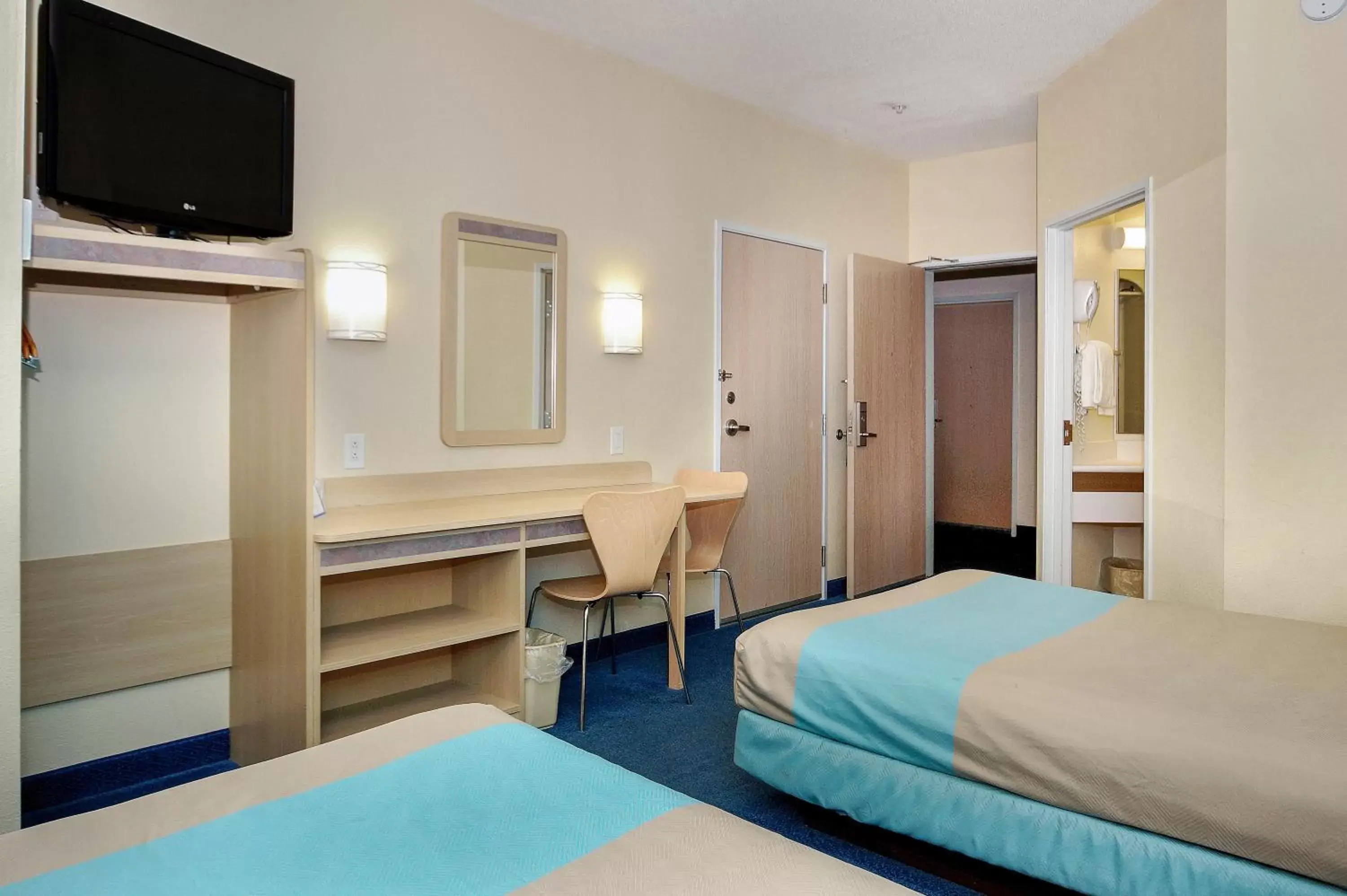 Bedroom, TV/Entertainment Center in Motel 6-Peterborough, ON