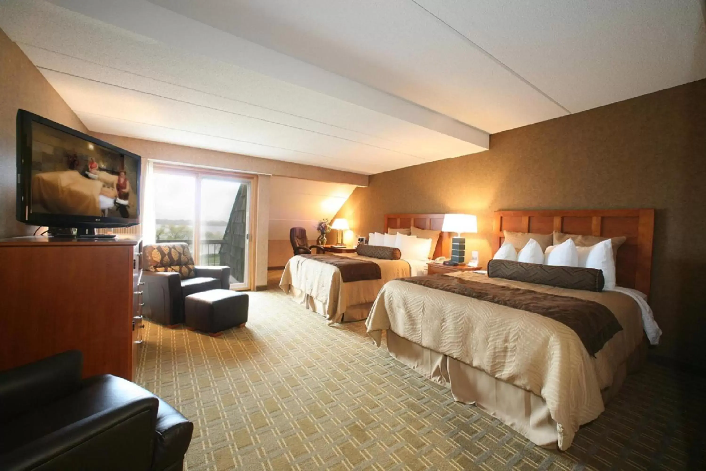 Photo of the whole room, Bed in Arrowwood Resort Hotel and Conference Center - Alexandria