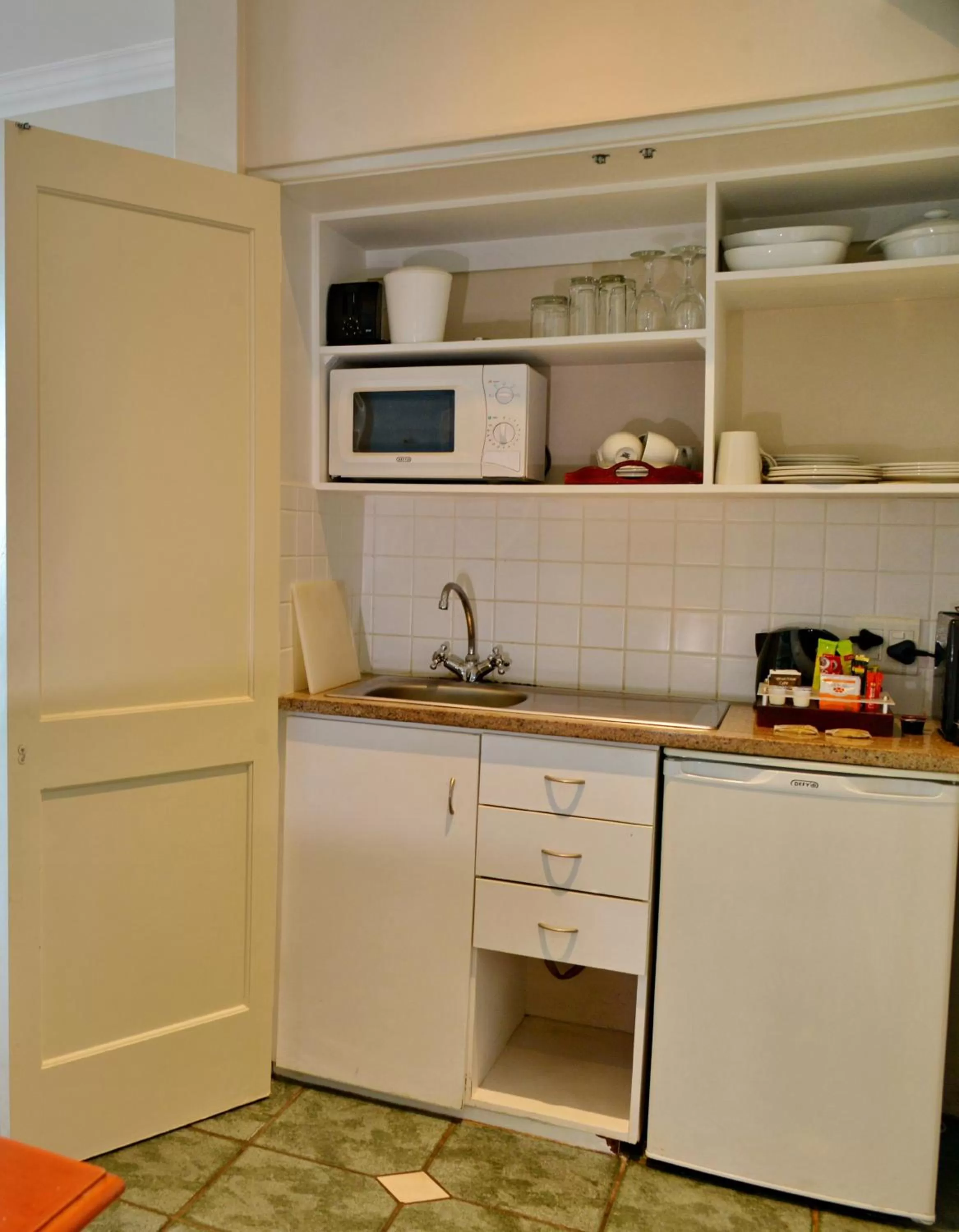 Kitchen or kitchenette in Courtyard Hotel Gqeberha