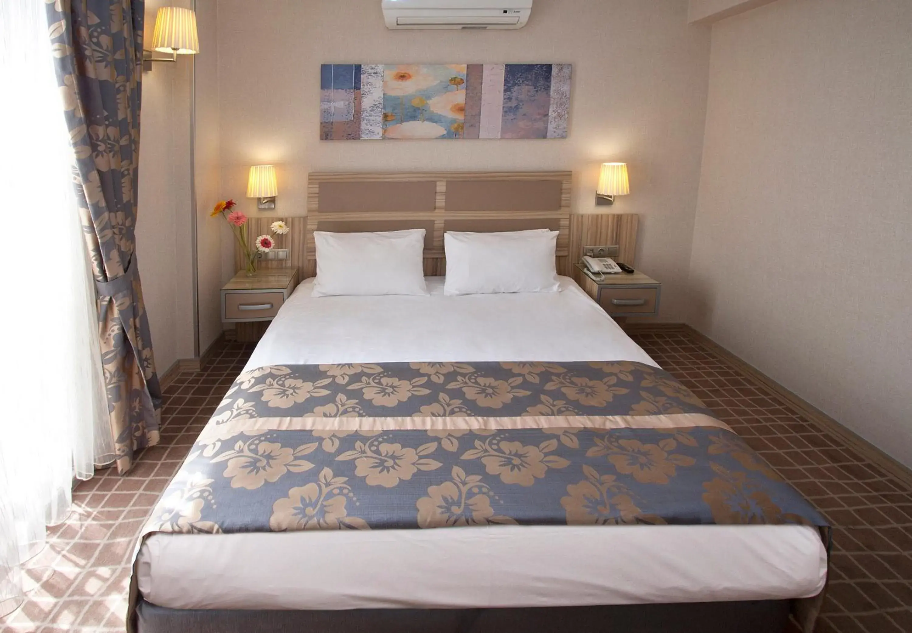 Photo of the whole room, Bed in Nanda Hotel