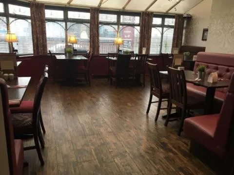 Restaurant/places to eat in Chieftain Hotel