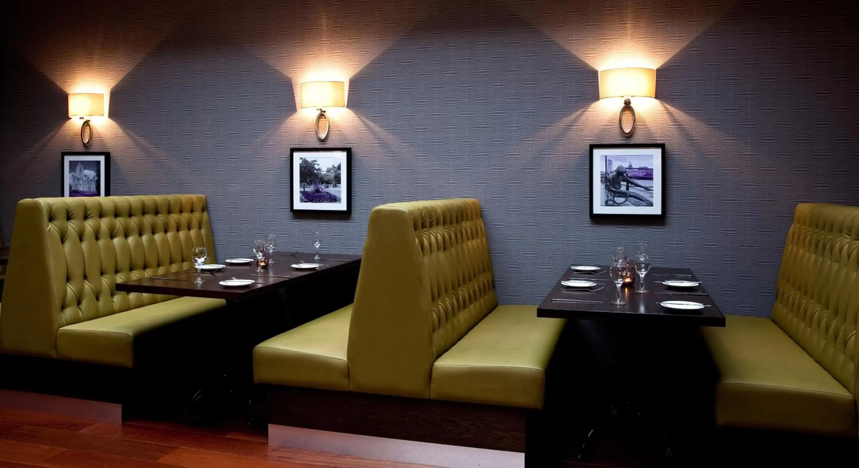 Lounge or bar, Restaurant/Places to Eat in Leonardo Hotel Dublin Parnell Street - Formerly Jurys Inn